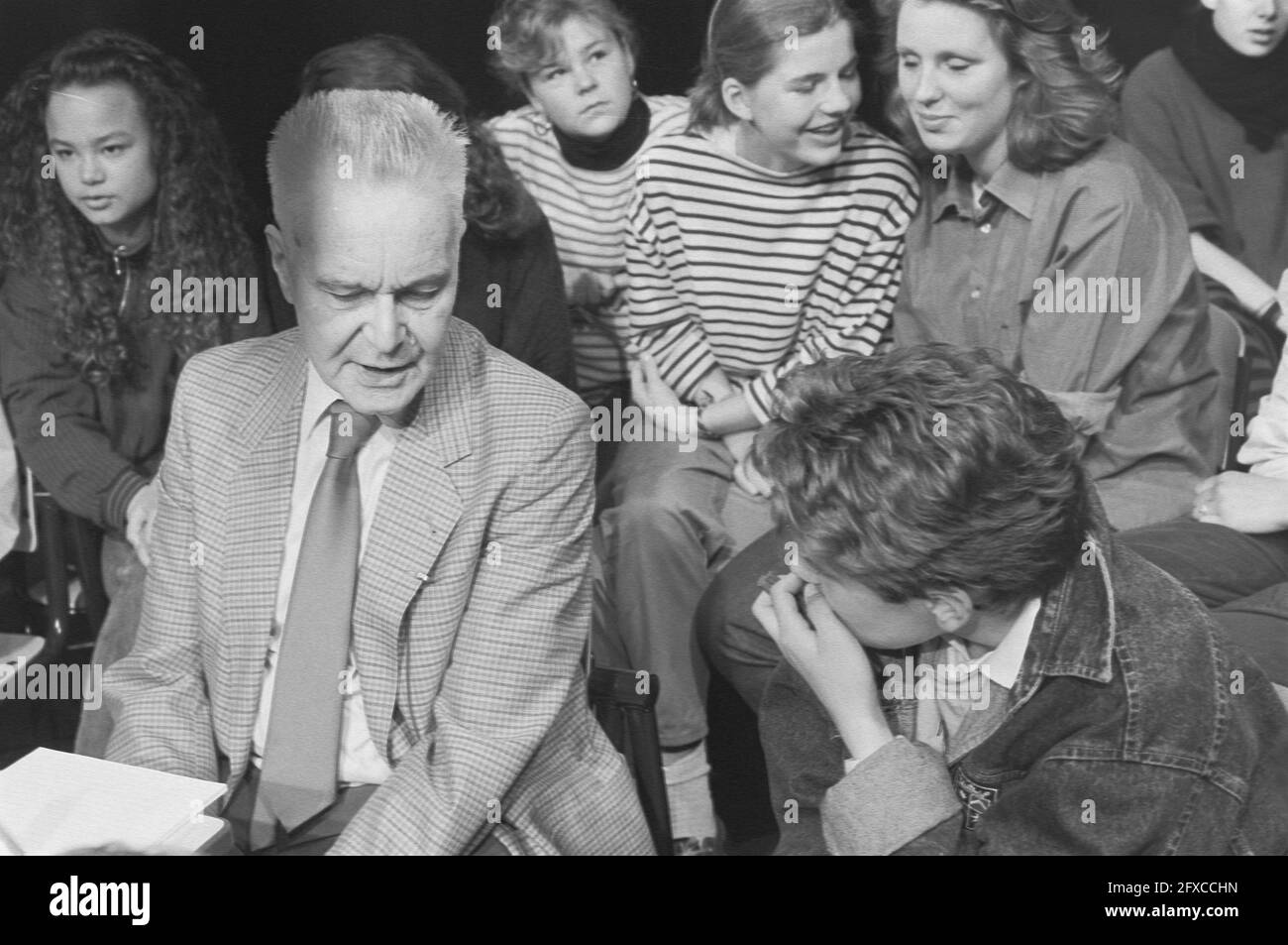 Children talk to Nobel laureates in Amsterdam; 29a, 30a: Prof. J. Tinbergen, May 30, 1987, Children, laureates, The Netherlands, 20th century press agency photo, news to remember, documentary, historic photography 1945-1990, visual stories, human history of the Twentieth Century, capturing moments in time Stock Photo