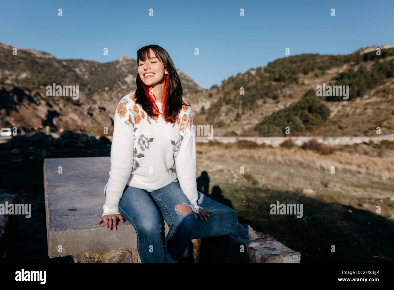Woman sitting mountain sky blue hi-res stock photography and images - Alamy