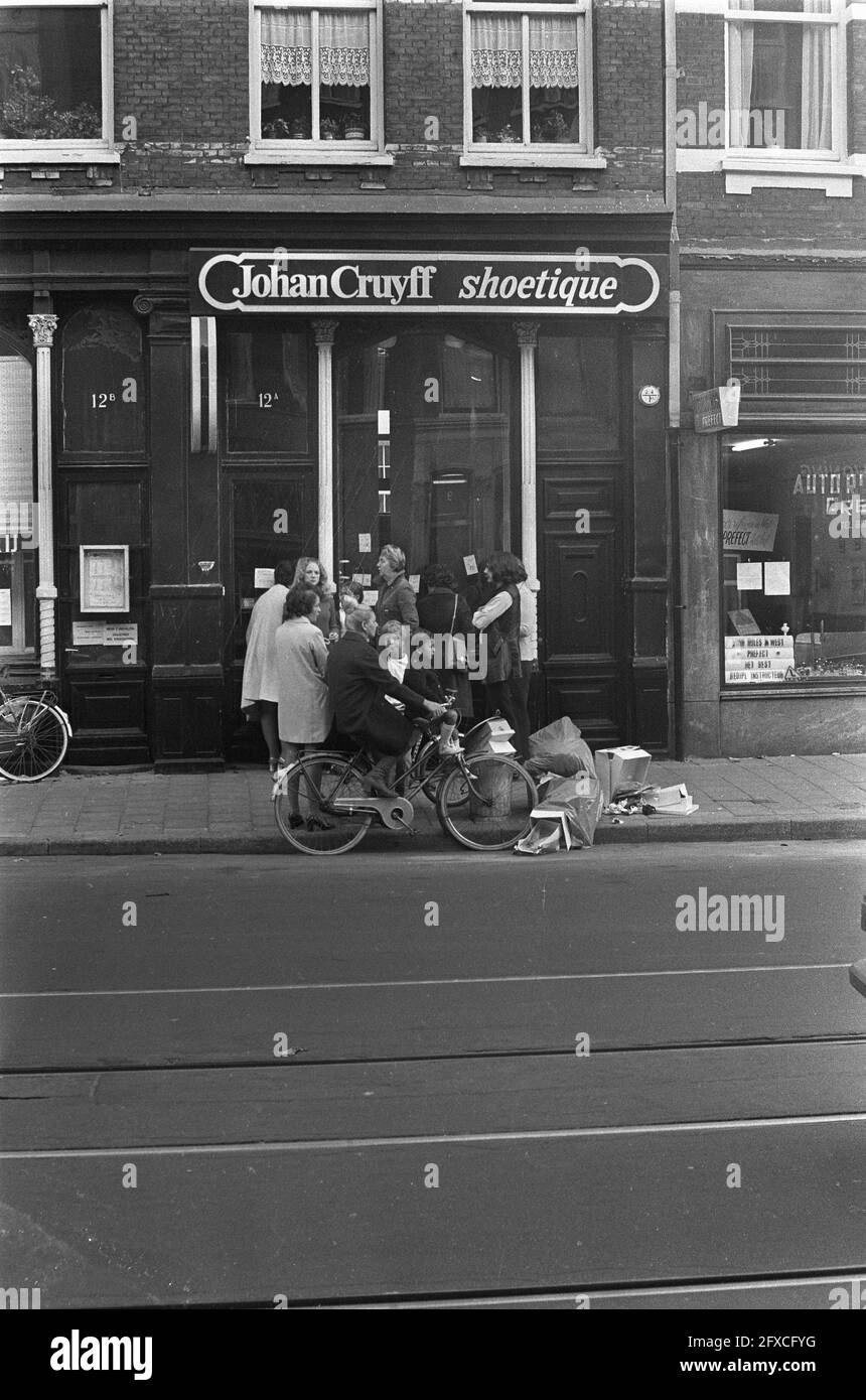 Lifting sale shoe store J. Cruyff Amsterdam, October 5, 1971, sports,  footballers, stores, The Netherlands, 20th century press agency photo, news  to remember, documentary, historic photography 1945-1990, visual stories,  human history of