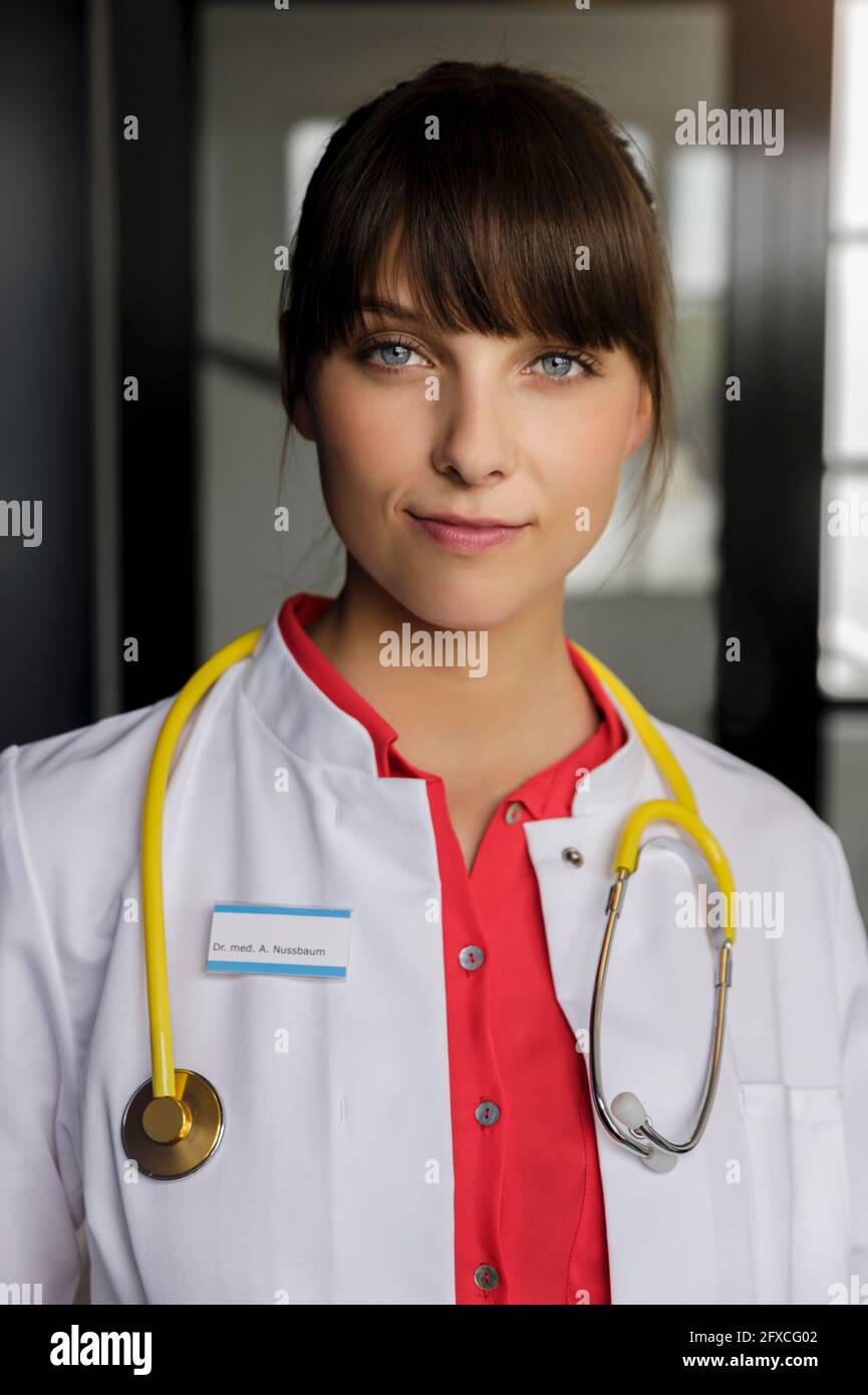 Young female doctor hi-res stock photography and images - Alamy