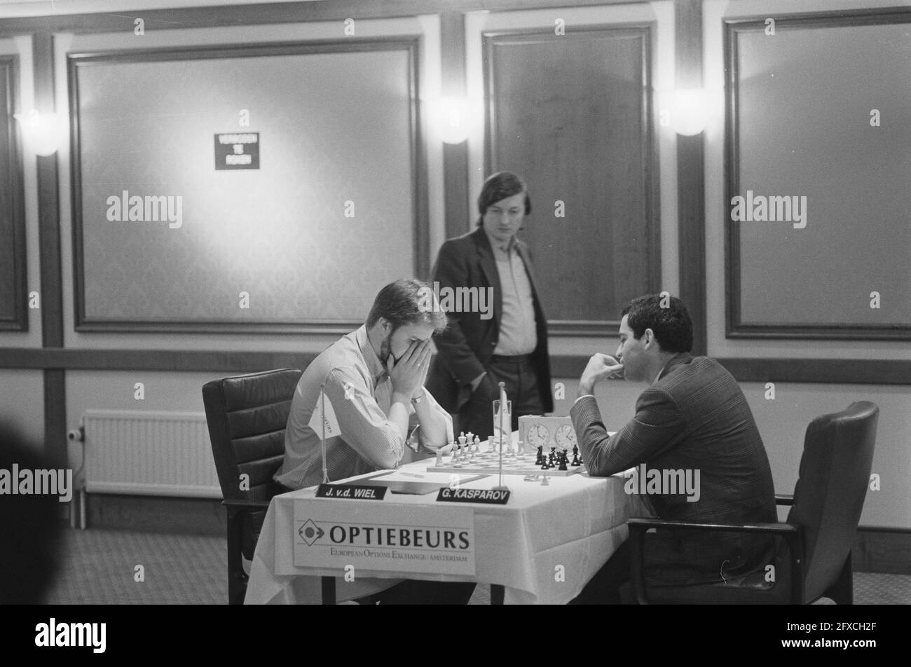 Option fair chess quadrilateral; Karpov walks past party Van der Wiel against Kasparov (r), May 17, 1988, Chess, Sports, The Netherlands, 20th century press agency photo, news to remember, documentary, historic photography 1945-1990, visual stories, human history of the Twentieth Century, capturing moments in time Stock Photo