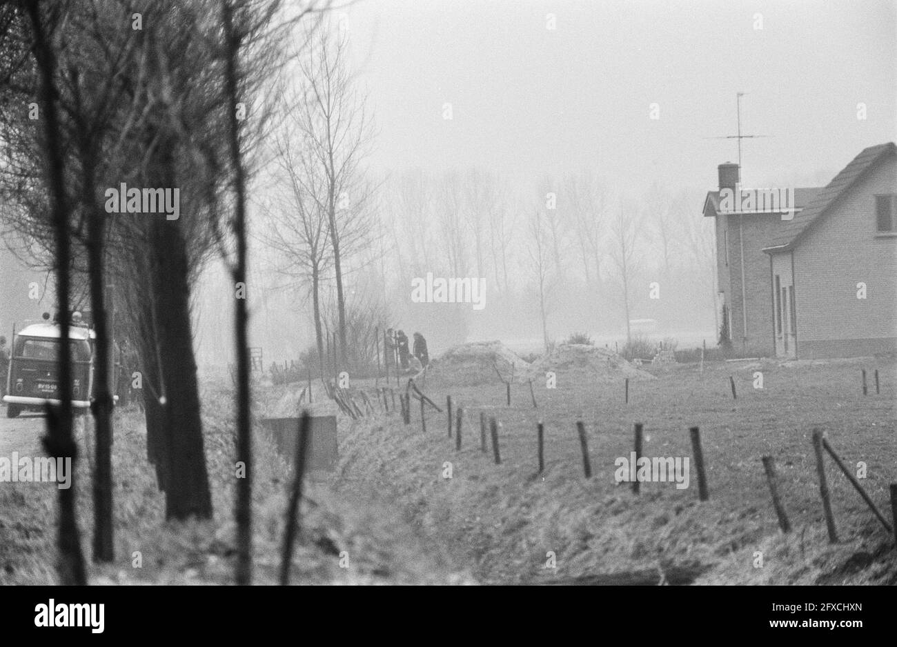 Post office robbers take family hostage in farmhouse in Deil, the farmhouse and outside the robbers being searched, 30 January 1973, farms, families, hostages, The Netherlands, 20th century press agency photo, news to remember, documentary, historic photography 1945-1990, visual stories, human history of the Twentieth Century, capturing moments in time Stock Photo