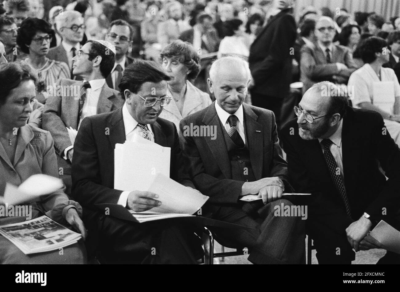 Pais opens lyceum Maimonides in Amsterdam; r., I. Pais (father of the minister and former best.member St. Joods Scholengemeenschap) Stuiver, May 28, 1980, LYCEA, ministers, openings, The Netherlands, 20th century press agency photo, news to remember, documentary, historic photography 1945-1990, visual stories, human history of the Twentieth Century, capturing moments in time Stock Photo