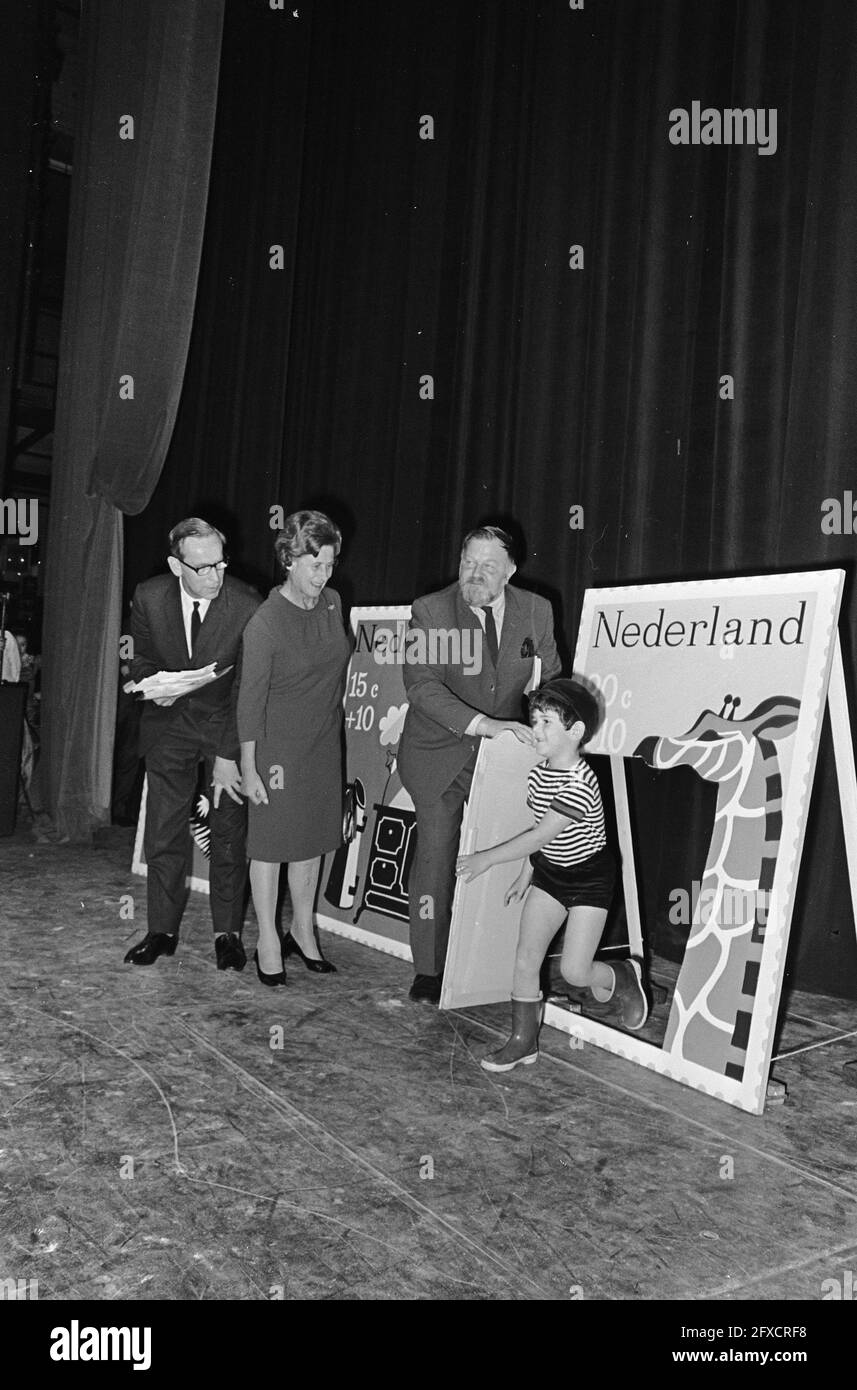 Children's postage stamps on sale. Dikkertje Dap emerges from a life-size stamp. Illustrator Wim Bijmoer with next to him Mrs. Samkalden, November 7, 1967, stamps, The Netherlands, 20th century press agency photo, news to remember, documentary, historic photography 1945-1990, visual stories, human history of the Twentieth Century, capturing moments in time Stock Photo