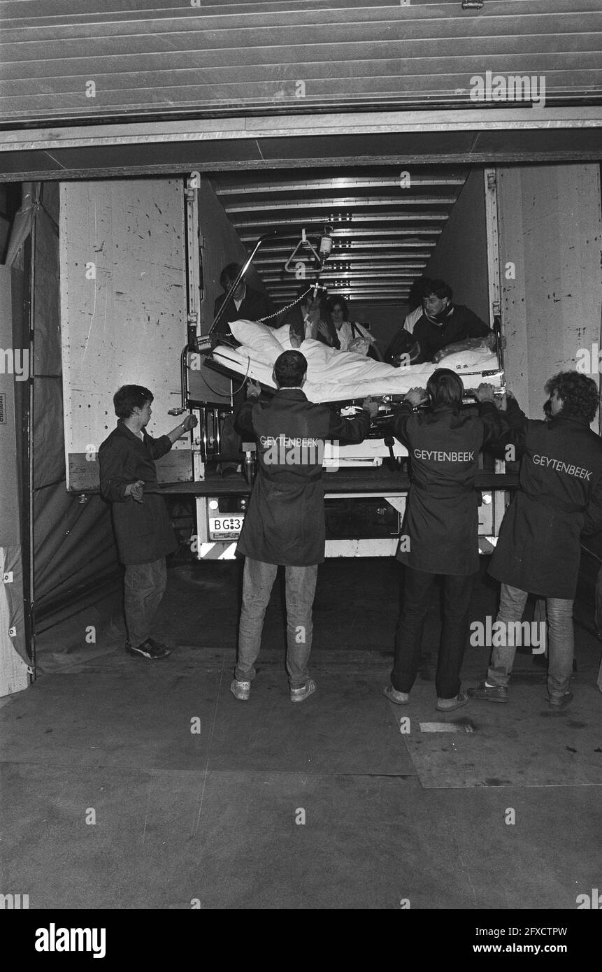 Patients move in special cars to the new building of the Academisch Ziekenhuis in Leiden, December 17, 1985, NEWBOUW, PATIENTS, removals, hospitals, The Netherlands, 20th century press agency photo, news to remember, documentary, historic photography 1945-1990, visual stories, human history of the Twentieth Century, capturing moments in time Stock Photo