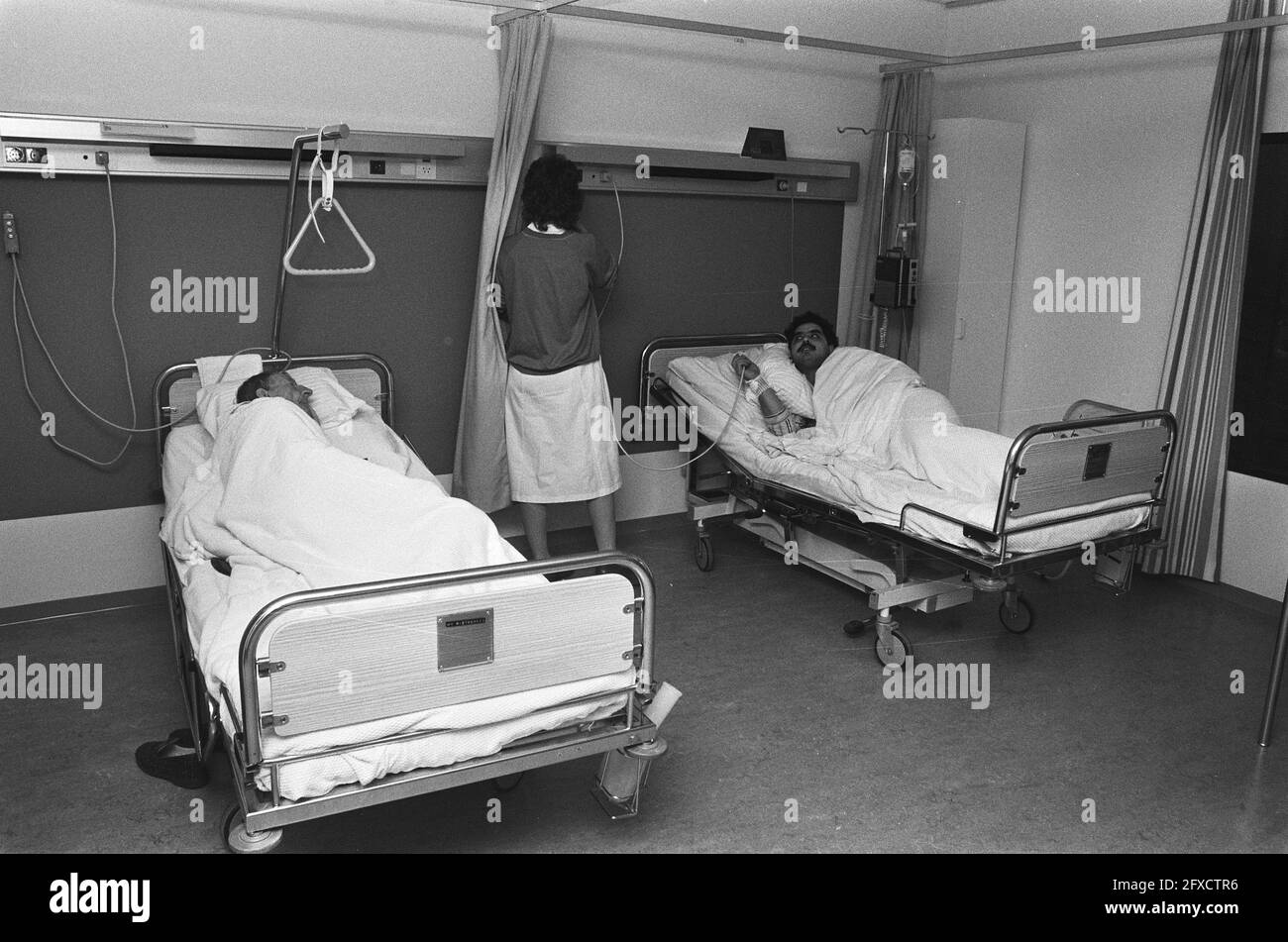 Patients move in special cars to the new building of the Academic Hospital in Leiden; patients in their new hospital room, December 17, 1985, NEWBOUW, PATIENTS, moves, hospitals, The Netherlands, 20th century press agency photo, news to remember, documentary, historic photography 1945-1990, visual stories, human history of the Twentieth Century, capturing moments in time Stock Photo