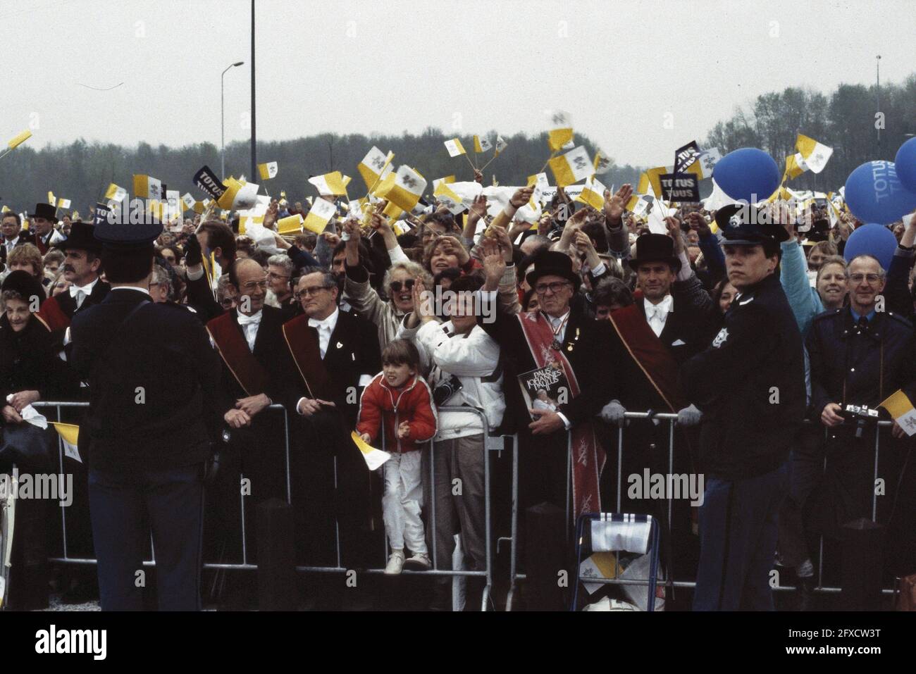 Pope's visit to NL, Pope John Paul II at Welschap Airport; no.2a, l the Pope, behind the micr.; Msgr. Simonis, nos. 3a to 5a: public, May 11, 1985, Pope's visit, public, airports, The Netherlands, 20th century press agency photo, news to remember, documentary, historic photography 1945-1990, visual stories, human history of the Twentieth Century, capturing moments in time Stock Photo