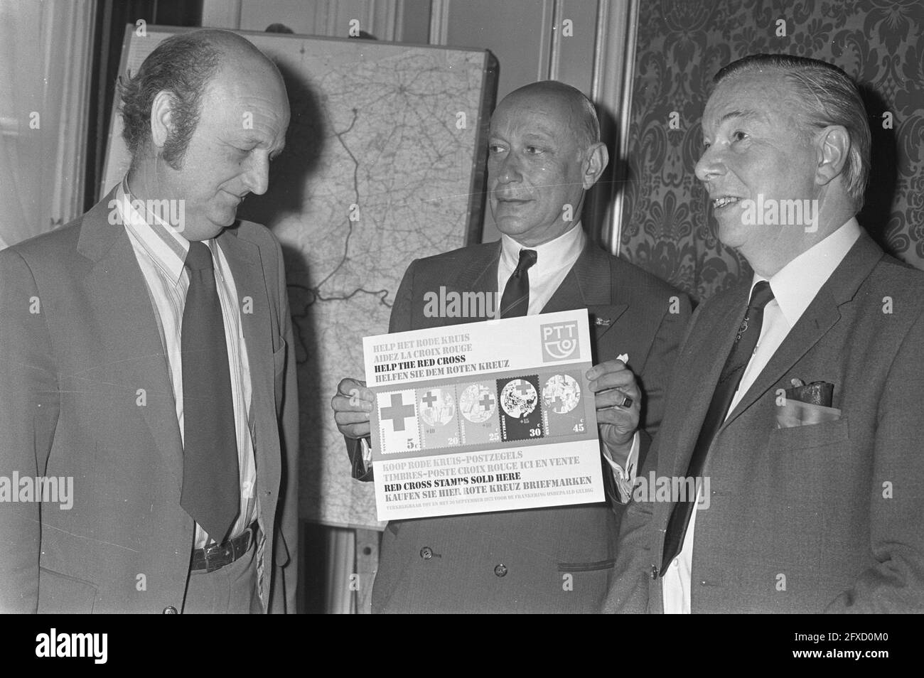 Press conference about issue Red Cross stamps, from left to right De Jager (consul KNWU), Van Emden (director-general Dutch Red Cross), Langeberg (PTT) with picture, July 25, 1972, POSTAGE STAMPS, press conferences, The Netherlands, 20th century press agency photo, news to remember, documentary, historic photography 1945-1990, visual stories, human history of the Twentieth Century, capturing moments in time Stock Photo