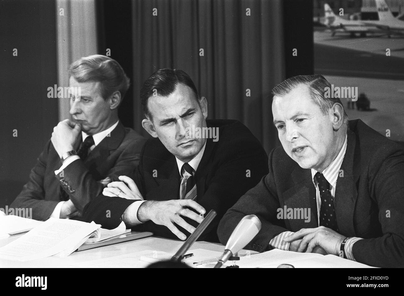 Press conference Rijksluchtvaartdienst as a result of the Tenerife (Schiphol) investigation; from left to right Reysen, Wolleswinkel and Ruben, October 23, 1978, Rijksluchtvaartdiensten, investigations, press conferences, The Netherlands, 20th century press agency photo, news to remember, documentary, historic photography 1945-1990, visual stories, human history of the Twentieth Century, capturing moments in time Stock Photo