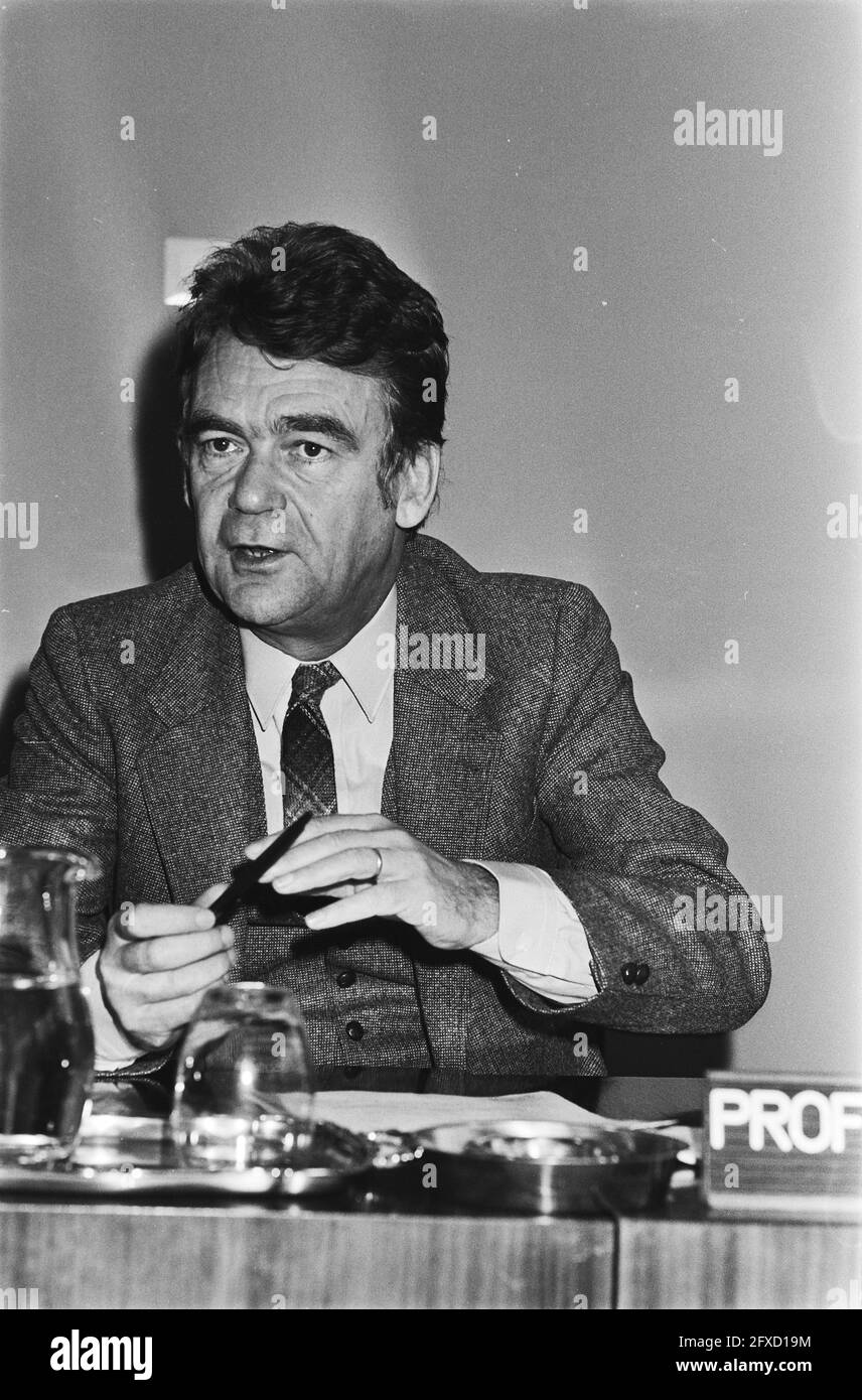 Press conference, Prof. Dr. C. de Galan, member of the SER and chairman of the Economic Experts Committee, about the report on Ned competitiveness, headline, 8 July 1980, press conferences, The Netherlands, 20th century press agency photo, news to remember, documentary, historic photography 1945-1990, visual stories, human history of the Twentieth Century, capturing moments in time Stock Photo