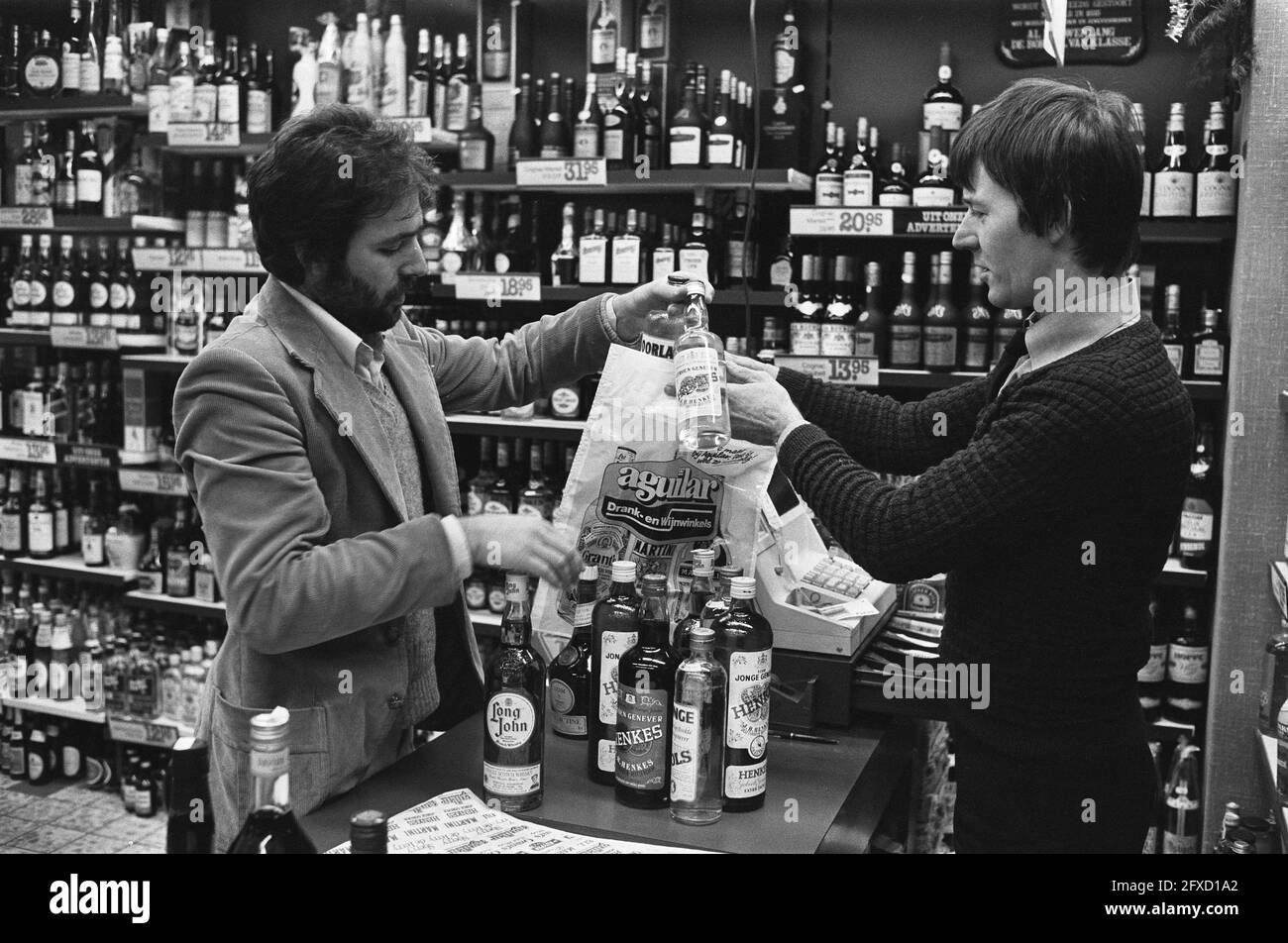 Customer and vendor at the counter, December 21, 1979, alcoholic beverages, stores, The Netherlands, 20th century press agency photo, news to remember, documentary, historic photography 1945-1990, visual stories, human history of the Twentieth Century, capturing moments in time Stock Photo