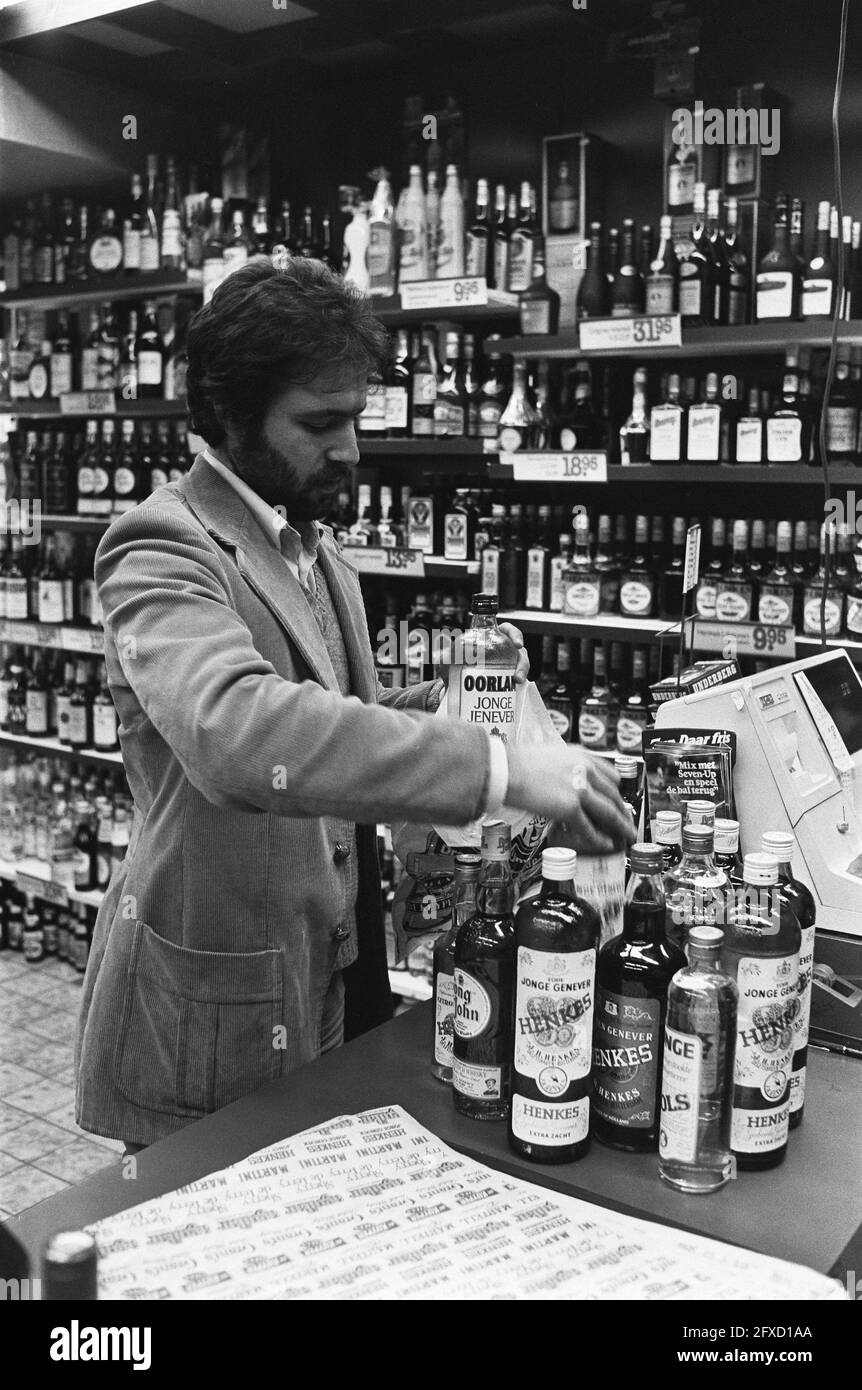 Customer in front of counter packs up his purchases, December 21, 1979, alcoholic beverages, stores, The Netherlands, 20th century press agency photo, news to remember, documentary, historic photography 1945-1990, visual stories, human history of the Twentieth Century, capturing moments in time Stock Photo