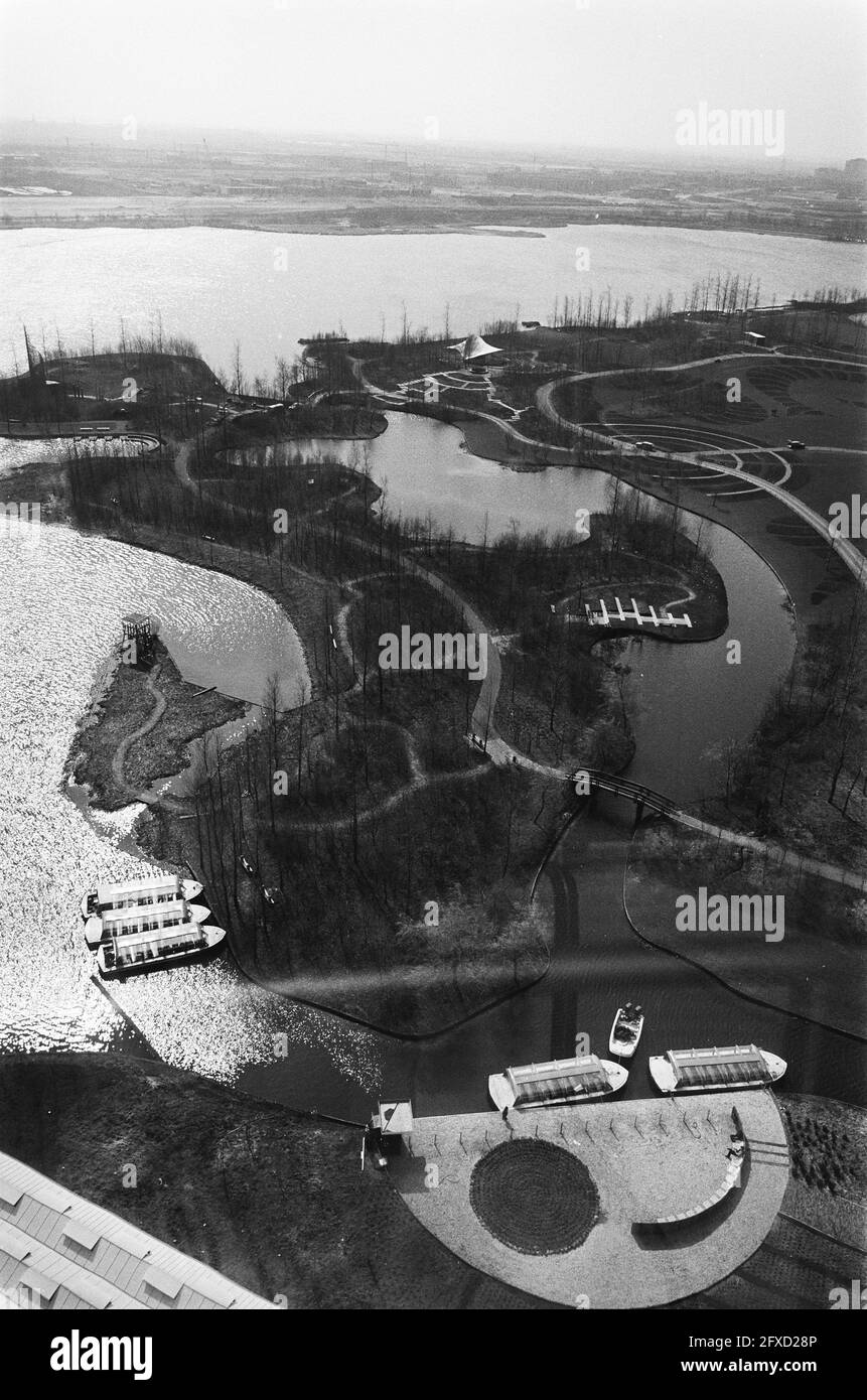 Press viewing at Floriade. View from watchtower with canal boats in Gaasperplas, March 31, 1982, RONDVAART boats, exhibitions, The Netherlands, 20th century press agency photo, news to remember, documentary, historic photography 1945-1990, visual stories, human history of the Twentieth Century, capturing moments in time Stock Photo