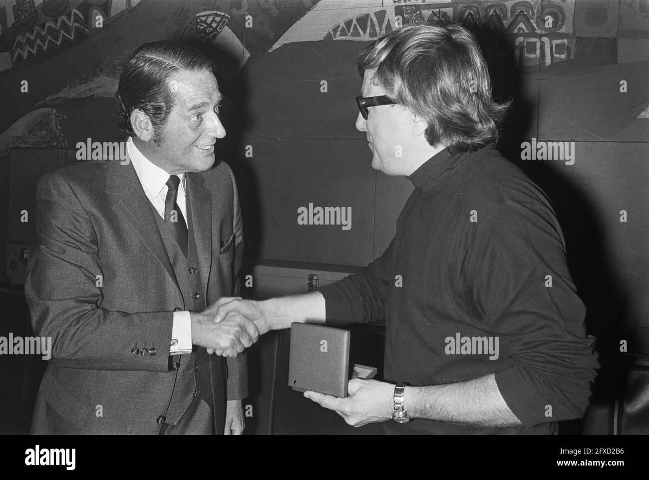 Peter Oosthoek receives Art Critic Award in Heineken Brewery Amsterdam, (r) P. Oosthoek receives award from Mr. Joppe, September 1, 1971, receipts, awards, The Netherlands, 20th century press agency photo, news to remember, documentary, historic photography 1945-1990, visual stories, human history of the Twentieth Century, capturing moments in time Stock Photo