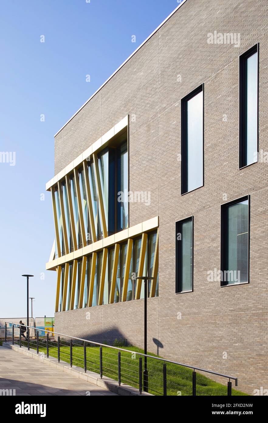 Perspective of brick facade and landscaping. University of Birmingham, Collaborative Teaching Laboratory, Birmingham, United Kingdom. Architect: Shepp Stock Photo