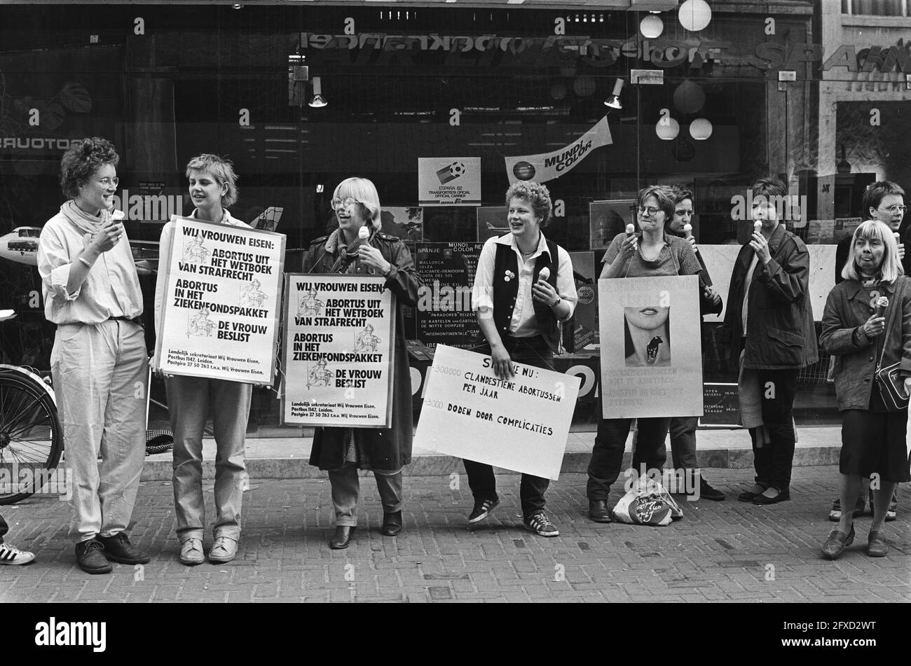 Picket-line by Wij Vrouwen Eisen in Leidsestraat in Amsterdam against abortion processes in Spain, April 2, 1982, demonstrations, The Netherlands, 20th century press agency photo, news to remember, documentary, historic photography 1945-1990, visual stories, human history of the Twentieth Century, capturing moments in time Stock Photo