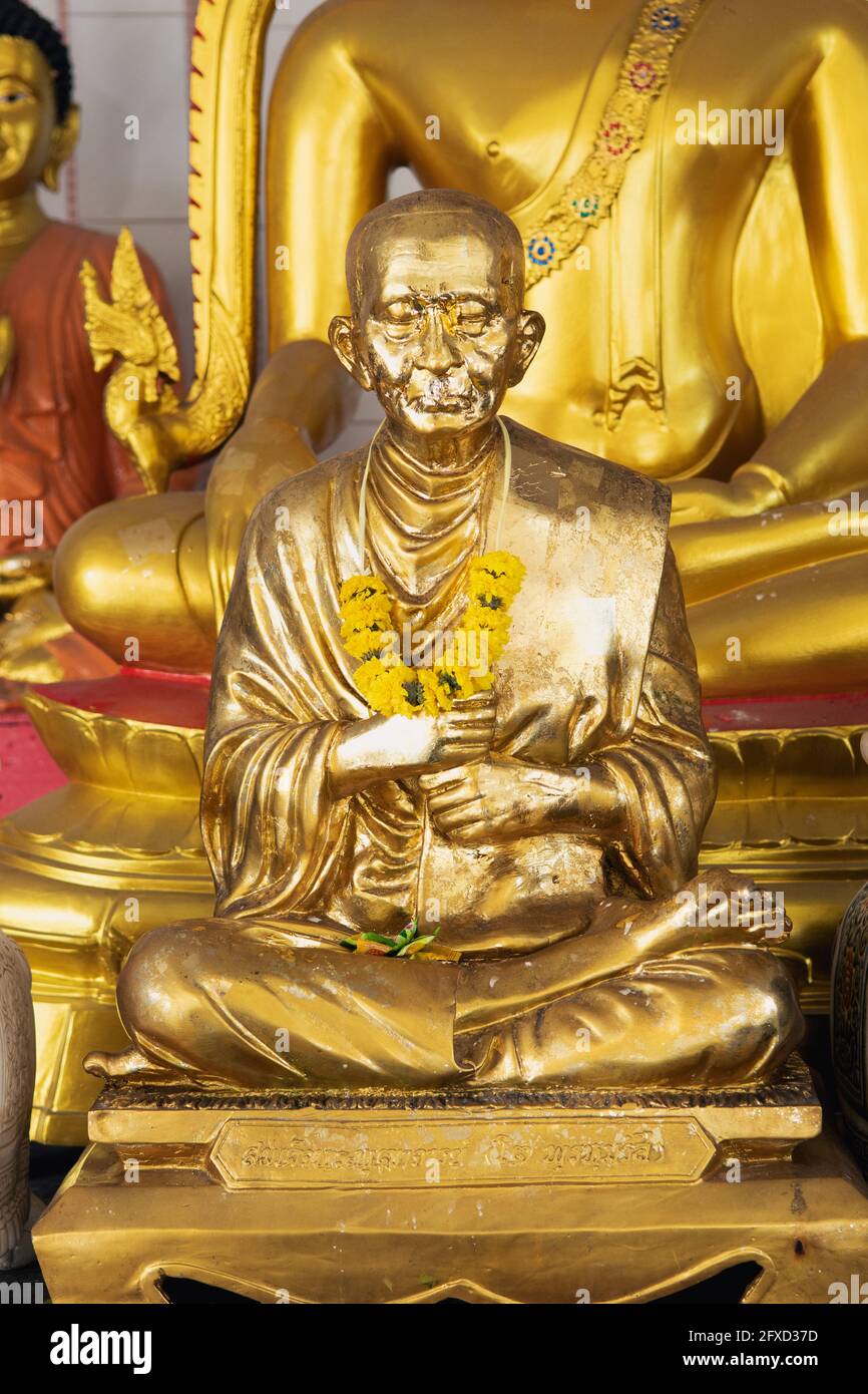 Golden statue at Thai Buddhist Chetawan Temple complex Stock Photo - Alamy