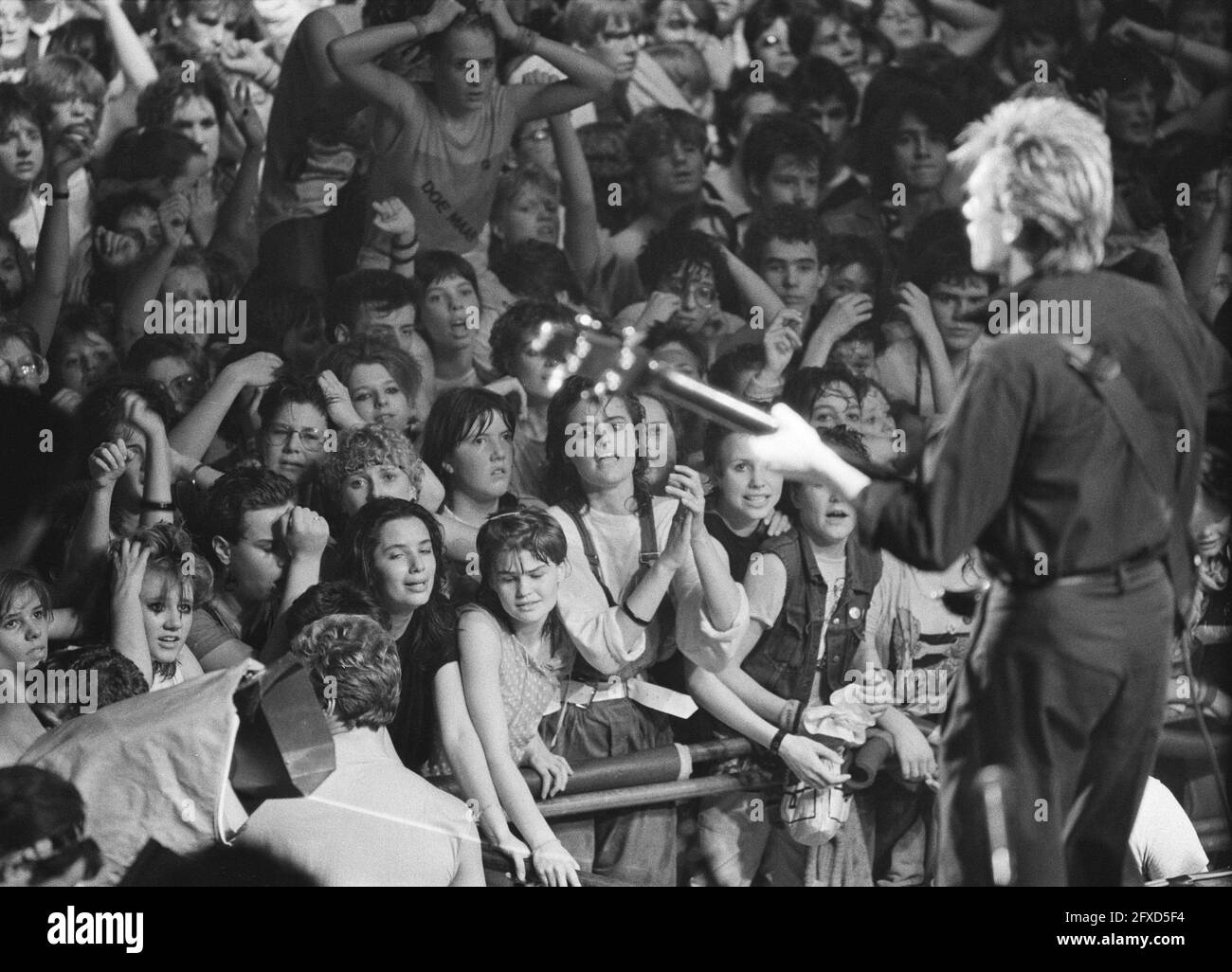 Farewell concert of Doe Maar in Den Bosch, exuberant fans during concert,  April 14, 1984, FANS, farewell, concerts, pop groups, The Netherlands, 20th  century press agency photo, news to remember, documentary, historic