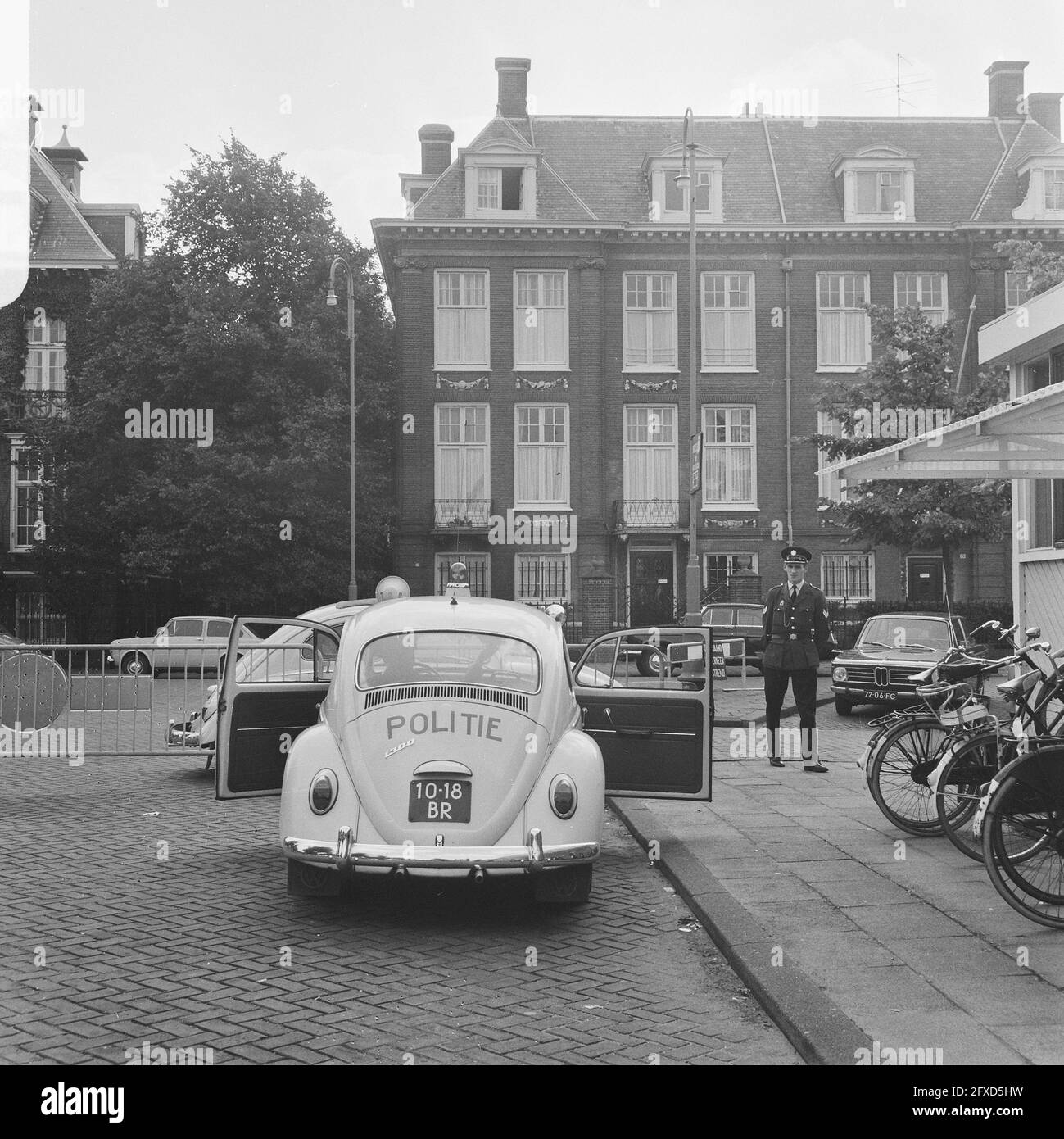 Police guard at the Russian trade representation on the Museumplein in Amsterdam, August 21, 1968, cordons, guards, police, police cars, The Netherlands, 20th century press agency photo, news to remember, documentary, historic photography 1945-1990, visual stories, human history of the Twentieth Century, capturing moments in time Stock Photo