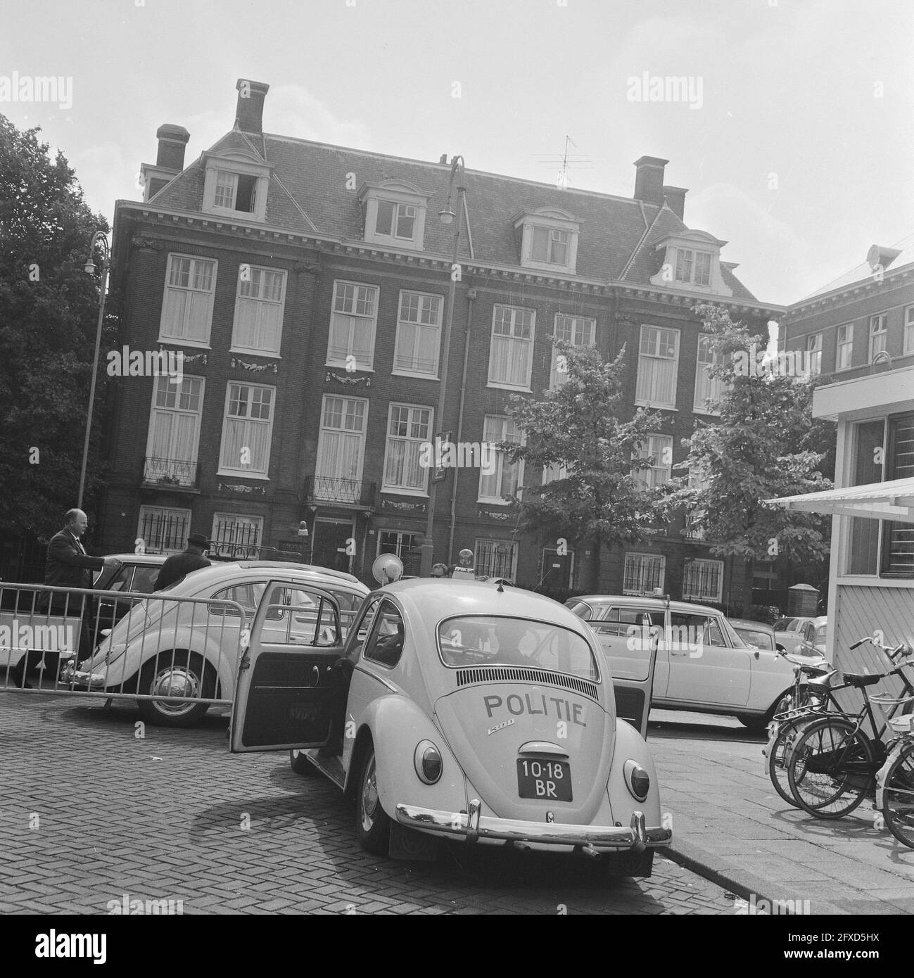 Police guard at the Russian trade representation on the Museumplein in Amsterdam, August 21, 1968, fences, guards, police, police cars, The Netherlands, 20th century press agency photo, news to remember, documentary, historic photography 1945-1990, visual stories, human history of the Twentieth Century, capturing moments in time Stock Photo