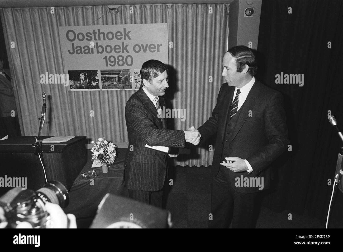 Presentation Yearbook of Oosthoek Encyclopedy, Van Agt shakes hands with Smit (general director of Oosthoek), April 9, 1981, yearbooks, presentations, The Netherlands, 20th century press agency photo, news to remember, documentary, historic photography 1945-1990, visual stories, human history of the Twentieth Century, capturing moments in time Stock Photo