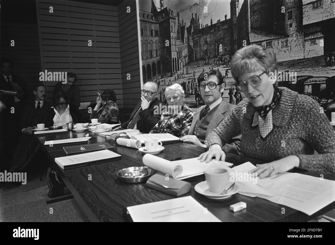 Presentation report Women's emancipation and government prot. vlnr Dam, Dr. Verwey Jonker, Westendorp (CRM), Kraayeveld Wouters, 16 March 1978, The Netherlands, 20th century press agency photo, news to remember, documentary, historic photography 1945-1990, visual stories, human history of the Twentieth Century, capturing moments in time Stock Photo