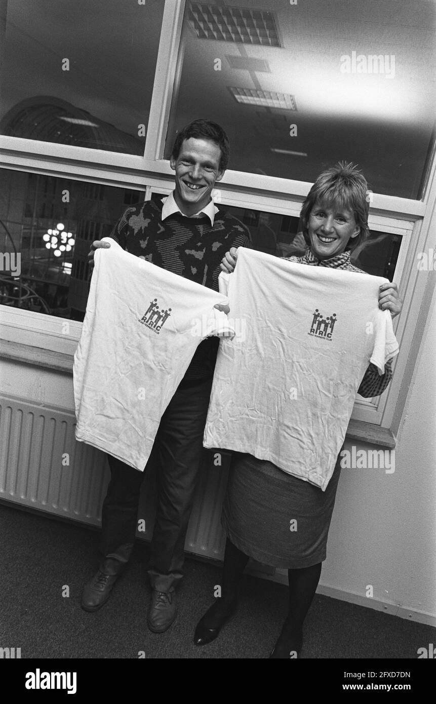 Presentation Foundation Road Remmers Club in Almere; marathon runners Gerard Nijboer and Joke van Gerven with shirt RRV, December 9, 1985, The Netherlands, 20th century press agency photo, news to remember, documentary, historic photography 1945-1990, visual stories, human history of the Twentieth Century, capturing moments in time Stock Photo
