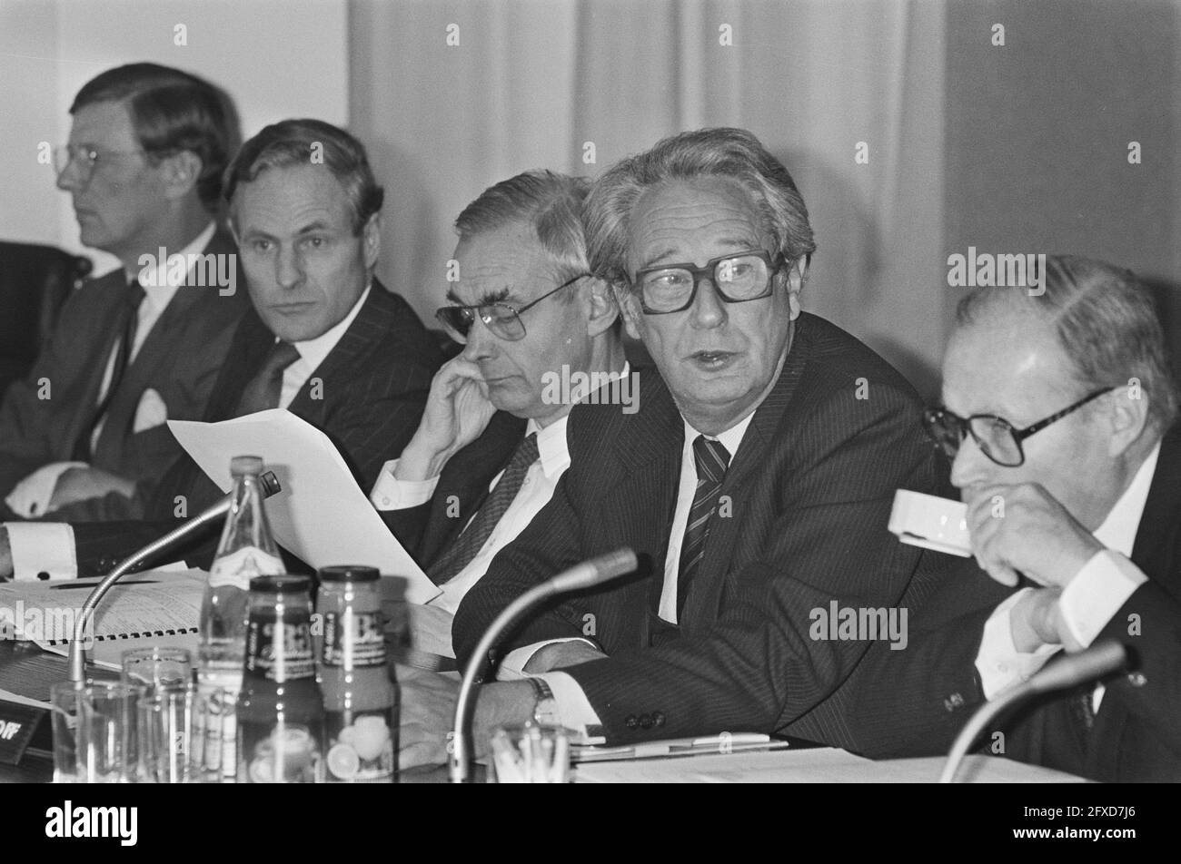 Presentation of annual figures of ABN bank, chairman of the executive board drs. R. Hazelhoff, assignment Financieel Dagblad, March 6, 1987, chairmen, The Netherlands, 20th century press agency photo, news to remember, documentary, historic photography 1945-1990, visual stories, human history of the Twentieth Century, capturing moments in time Stock Photo