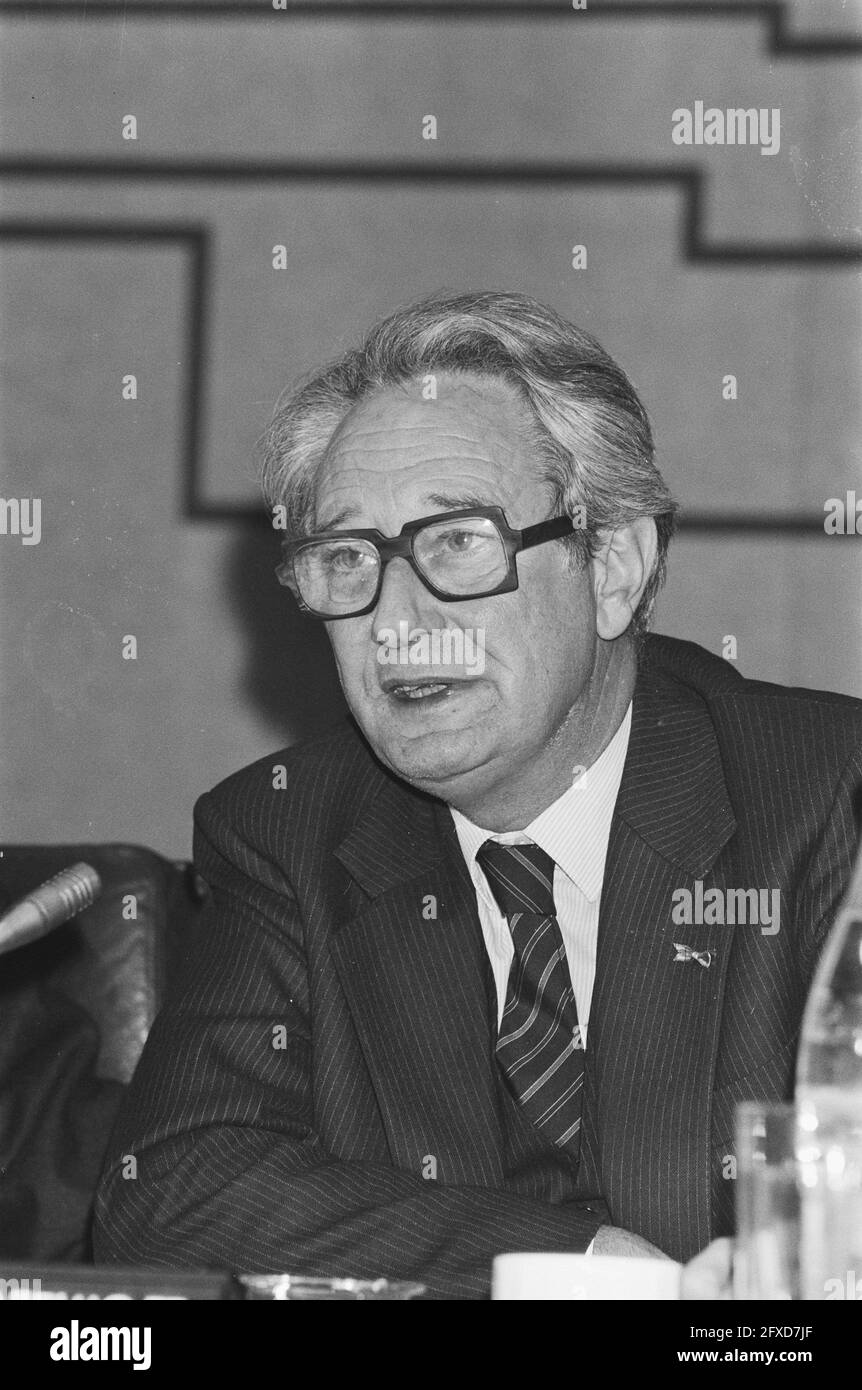 Presence of annual figures ABN bank, chairman of the board drs. R. Hazelhoff, close, March 6, 1987, Presidents, The Netherlands, 20th century press agency photo, news to remember, documentary, historic photography 1945-1990, visual stories, human history of the Twentieth Century, capturing moments in time Stock Photo