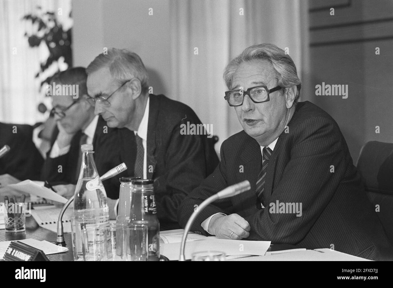 Presentation of annual figures of ABN bank, chairman of the executive board drs. R. Hazelhoff, assignment Financieel Dagblad, 6 March 1987, chairmen, The Netherlands, 20th century press agency photo, news to remember, documentary, historic photography 1945-1990, visual stories, human history of the Twentieth Century, capturing moments in time Stock Photo