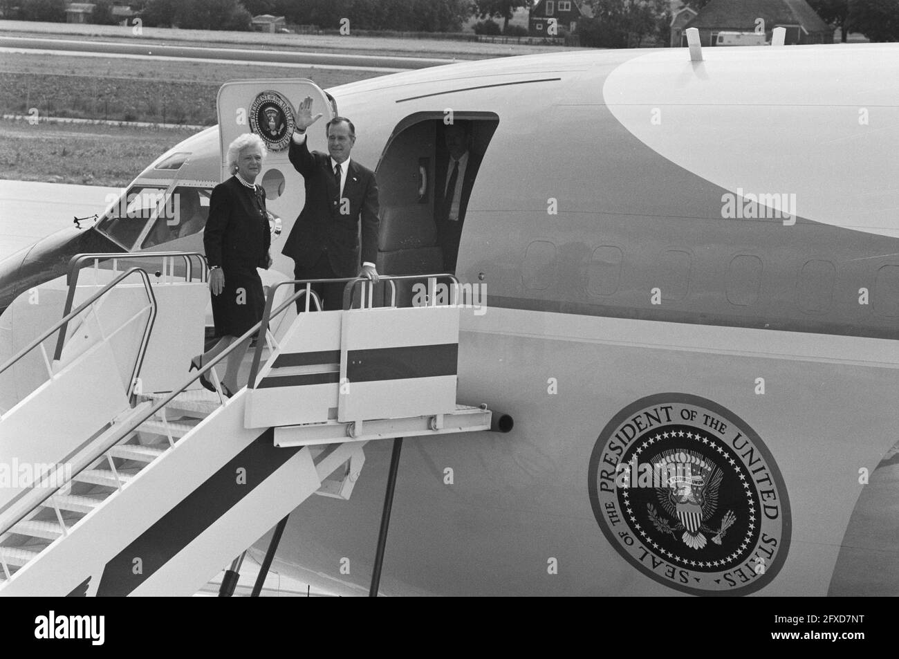 President Bush and wife waving on the airplane stairs (Schiphol), July 18, 1989, visits, presidents, airplanes, The Netherlands, 20th century press agency photo, news to remember, documentary, historic photography 1945-1990, visual stories, human history of the Twentieth Century, capturing moments in time Stock Photo