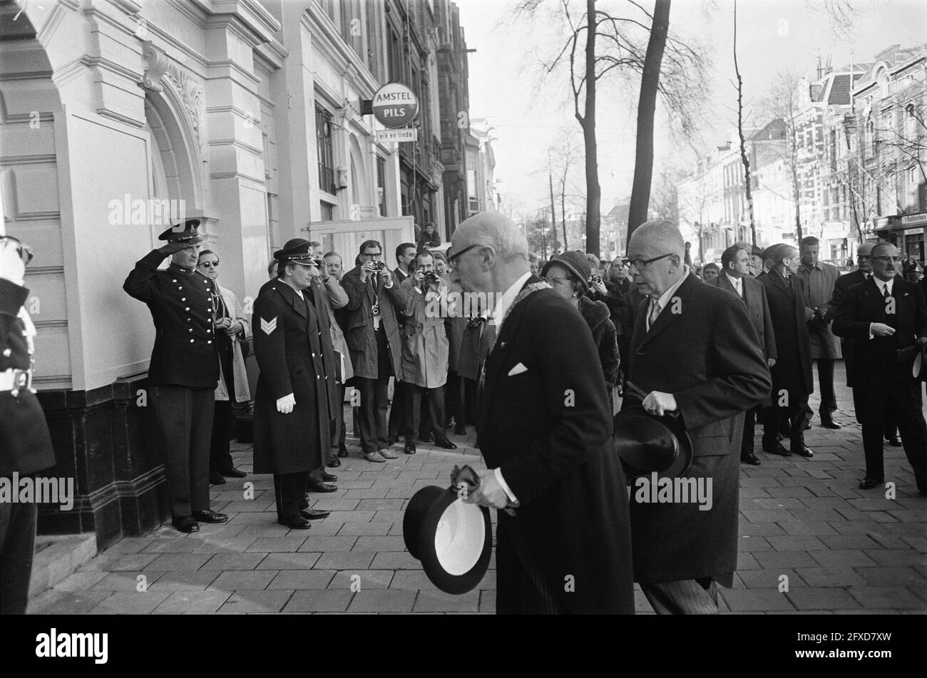 President Heinemann and wife were received by Mayor Samkalden at the official residence Amsterdam, November 24, 1969, EIGHTY-GENOTES, official residences, gifts, receptions, The Netherlands, 20th century press agency photo, news to remember, documentary, historic photography 1945-1990, visual stories, human history of the Twentieth Century, capturing moments in time Stock Photo