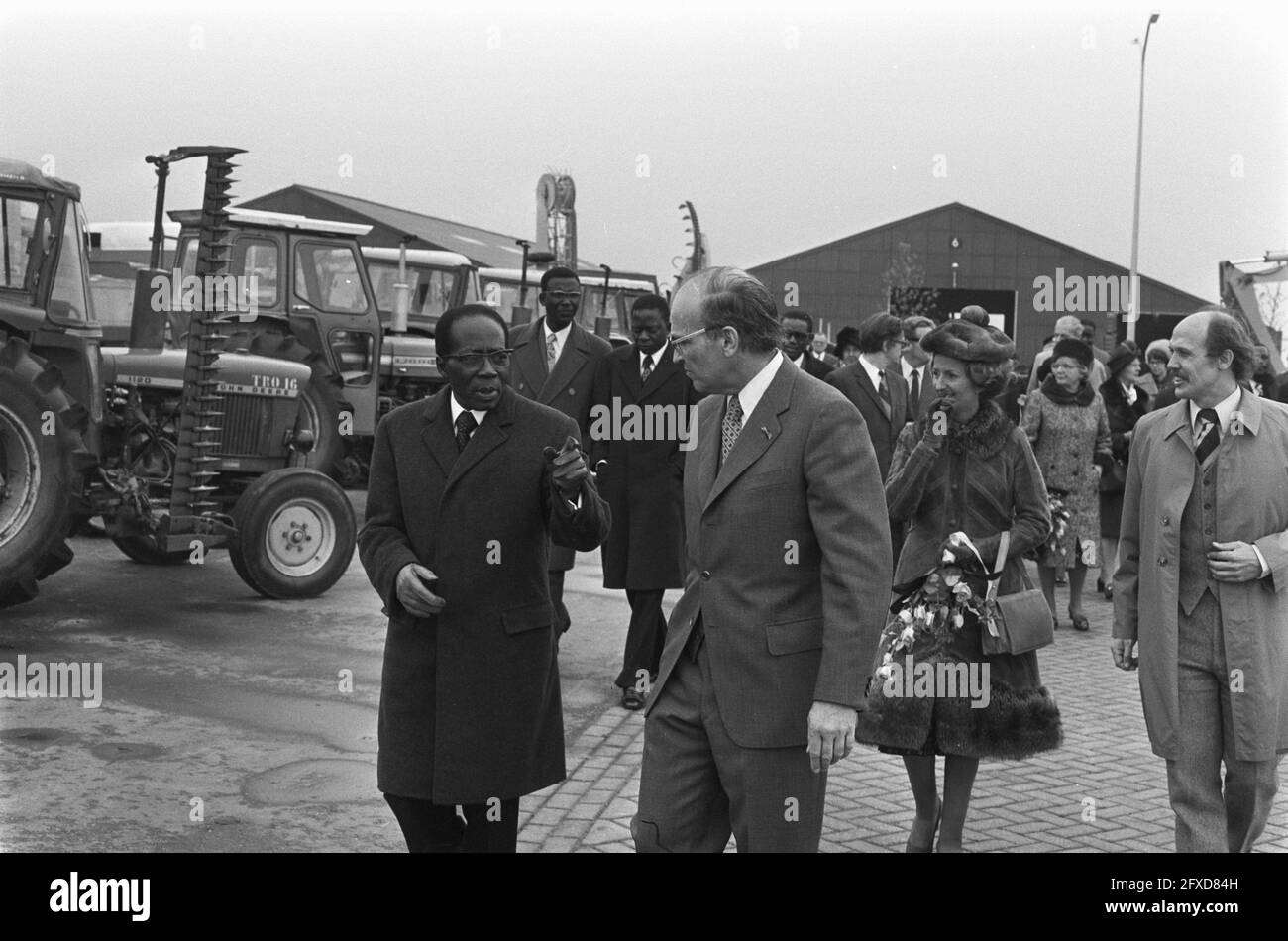 President Senghor (Senegal) visits Central Workshop for the Rijksdienst IJsselmeerpolders in Lelystad, October 23, 1974, presidents, state visits, The Netherlands, 20th century press agency photo, news to remember, documentary, historic photography 1945-1990, visual stories, human history of the Twentieth Century, capturing moments in time Stock Photo