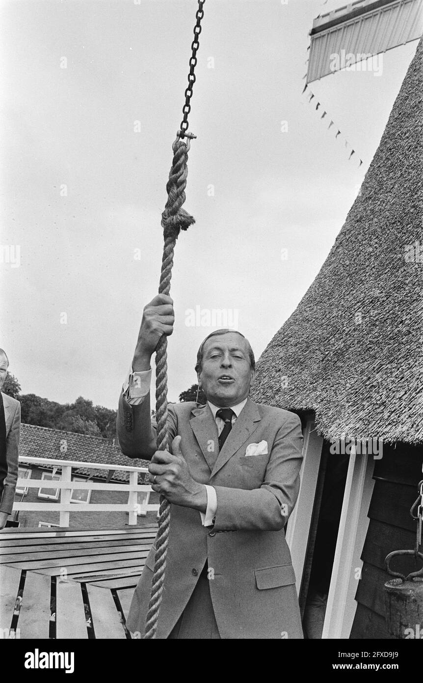 Prince Claus opens rebuilt mill and instruction pool in Nijeveen (Drenthe); Prince Claus puts corn mill De Sterrenburg into operation by pulling the rope, August 11, 1977, Mills, Openings, The Netherlands, 20th century press agency photo, news to remember, documentary, historic photography 1945-1990, visual stories, human history of the Twentieth Century, capturing moments in time Stock Photo