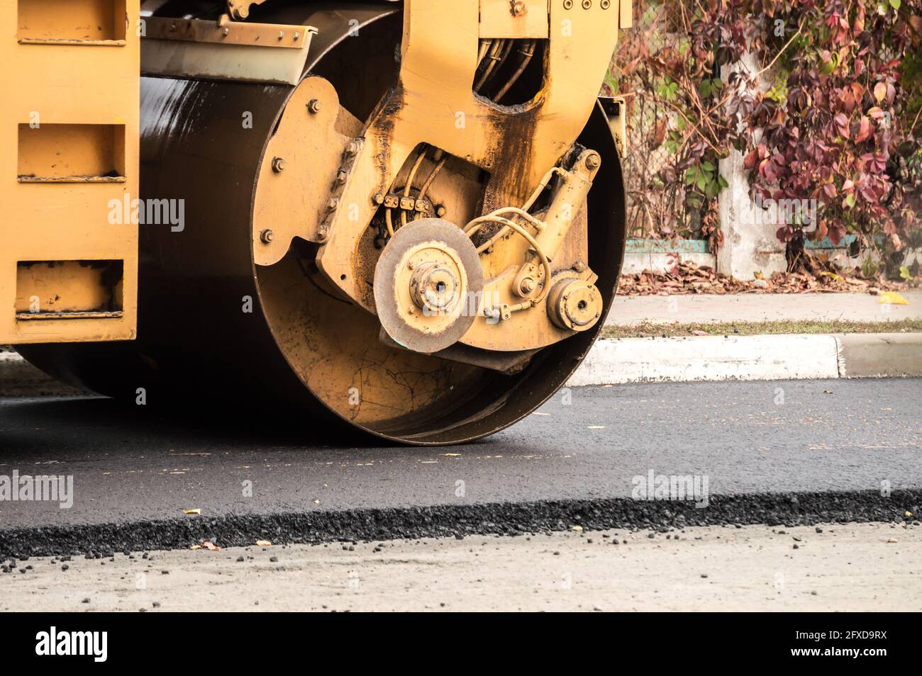 Laying of asphalt. Road roller tamping asphalt Stock Photo Alamy