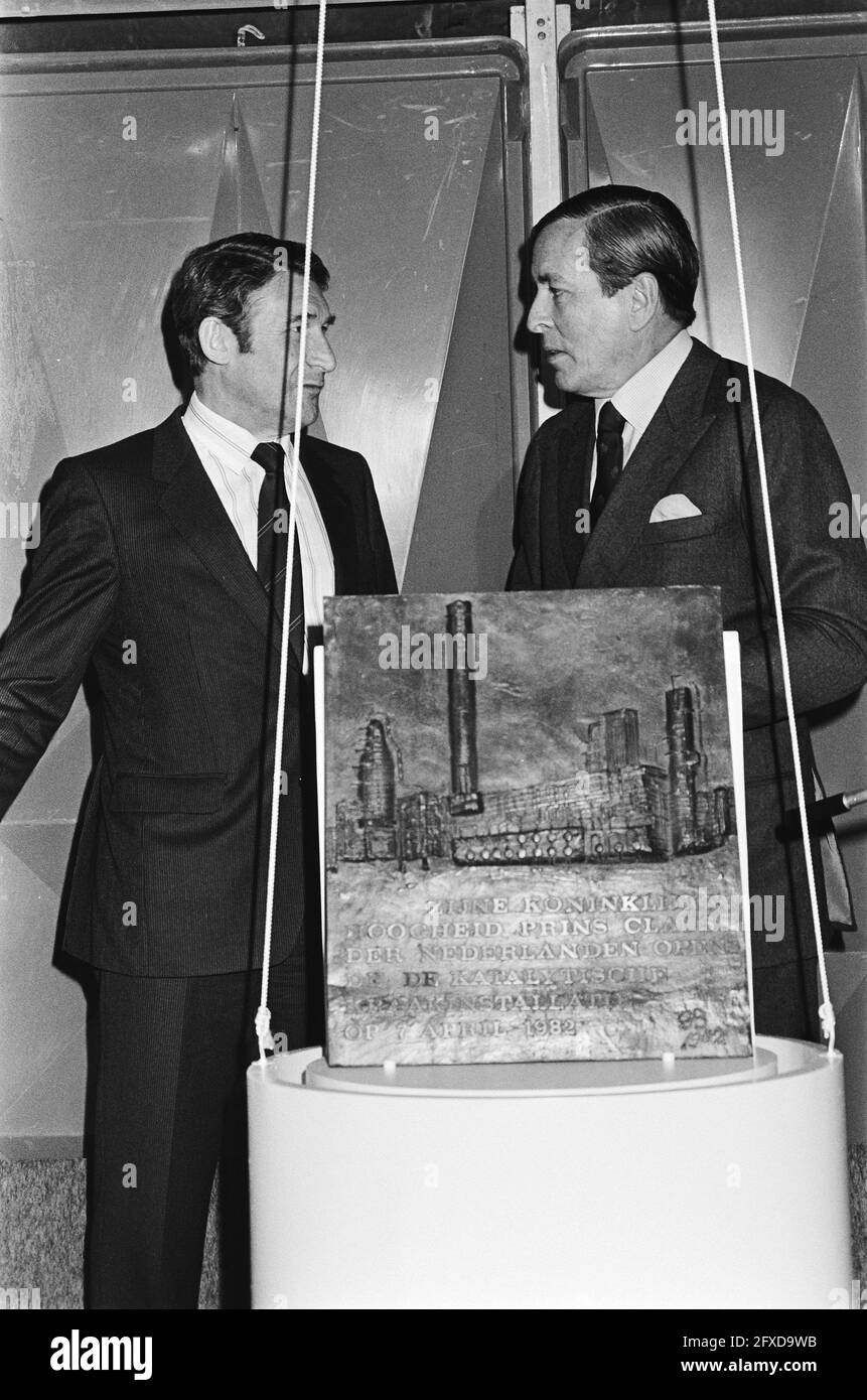 Prince Claus opens catalite squat of British Peteroleum in Europoort. Claus (r.) and Strettell, direkt BP NL, April 7, 1982, directors, openings, The Netherlands, 20th century press agency photo, news to remember, documentary, historic photography 1945-1990, visual stories, human history of the Twentieth Century, capturing moments in time Stock Photo