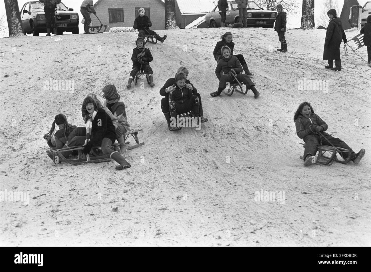Snow fun. Sledding children in Nieuwkoop, December 13, 1981, Children, snow fun, The Netherlands, 20th century press agency photo, news to remember, documentary, historic photography 1945-1990, visual stories, human history of the Twentieth Century, capturing moments in time Stock Photo