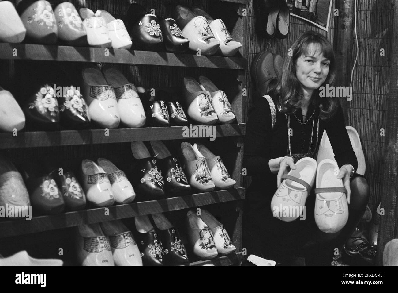 Souvenirs fair in Jaarbeurs; girl at rack of clogs, January 10, 1977, CLOTHING, girls, The Netherlands, 20th century press agency photo, news to remember, documentary, historic photography 1945-1990, visual stories, human history of the Twentieth Century, capturing moments in time Stock Photo