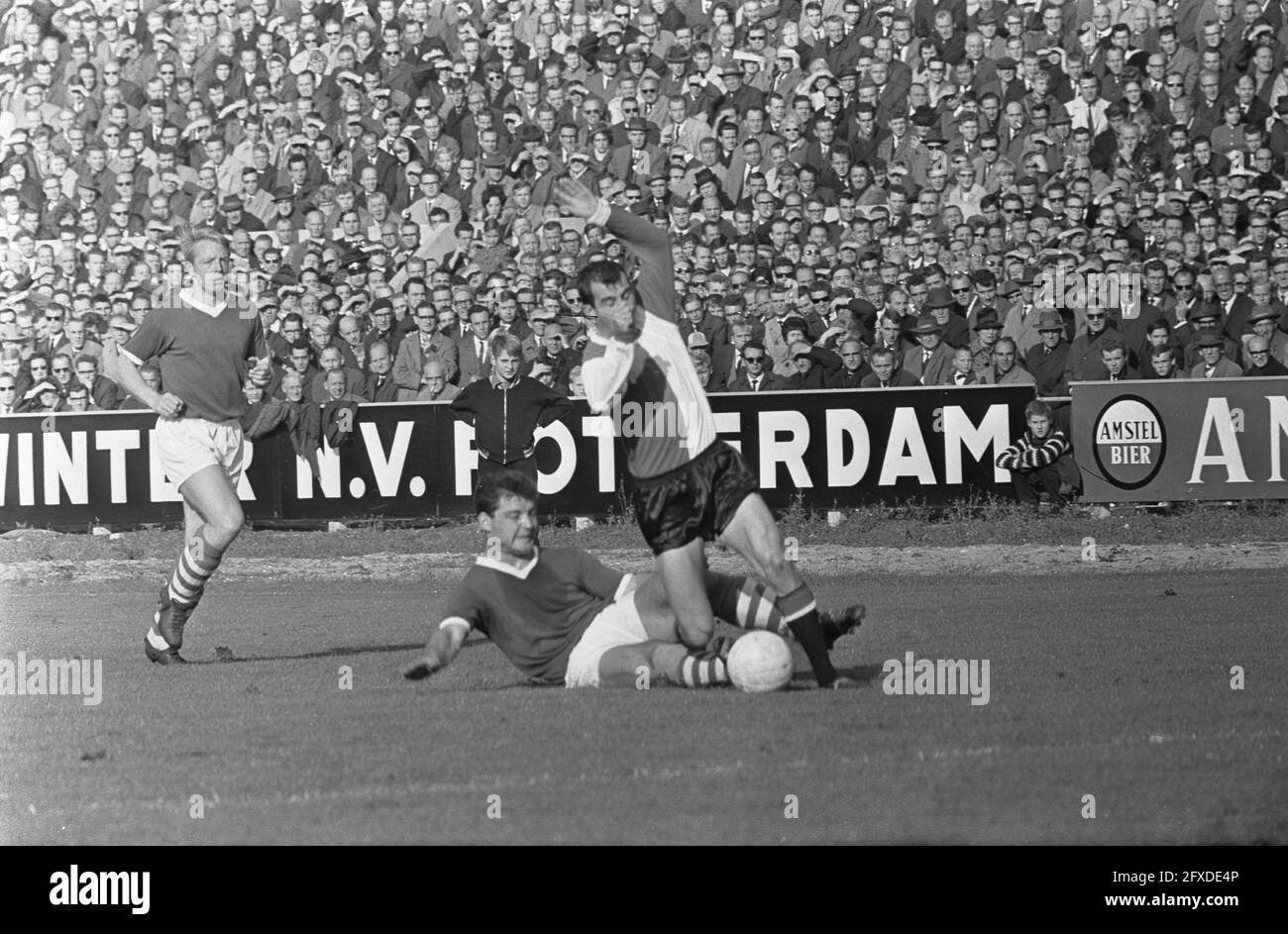 Sparta against Feyenoord 0-3, Coen Moulijn is tackled by Laseroms, October 18, 1964, sports, soccer, The Netherlands, 20th century press agency photo, news to remember, documentary, historic photography 1945-1990, visual stories, human history of the Twentieth Century, capturing moments in time Stock Photo