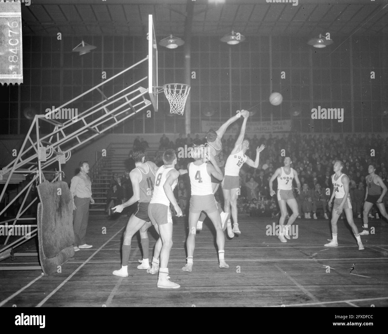 Basketball in the 1990 Black and White Stock Photos & Images Alamy