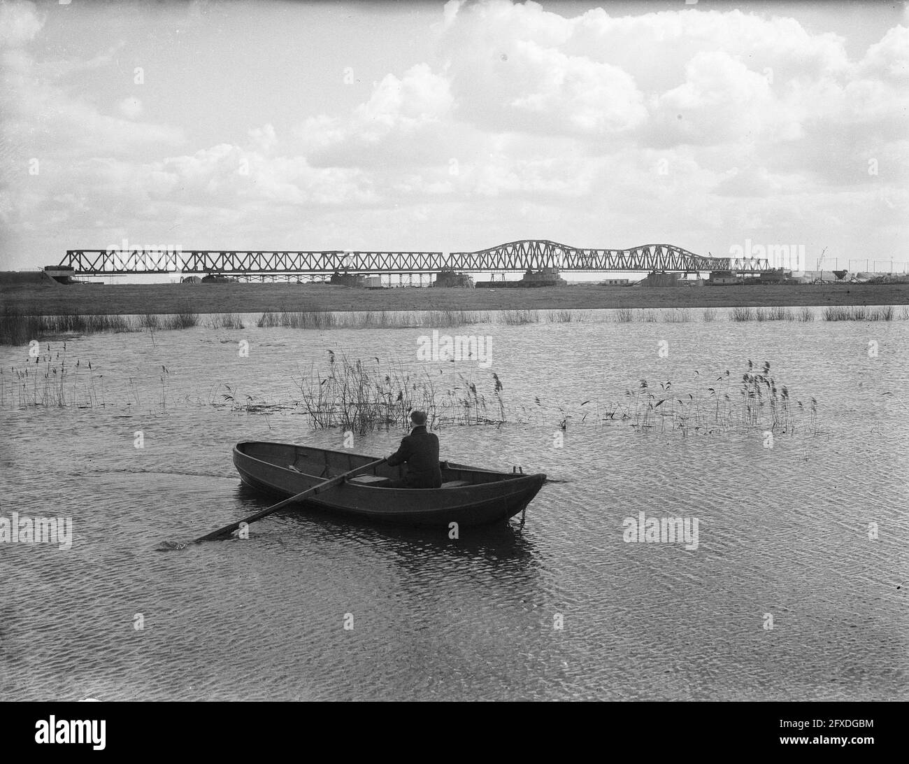 Railway bridge at Hedel, 25 March 1947, bridges, rivers, rowing boats, railroads, The Netherlands, 20th century press agency photo, news to remember, documentary, historic photography 1945-1990, visual stories, human history of the Twentieth Century, capturing moments in time Stock Photo