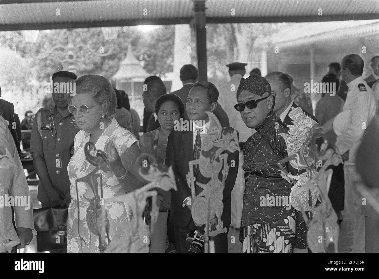 state-visit-to-indonesia-of-hm-and-prince-bernhard-royal-couple-visit-kraton-at-djokjakarta-palace-sultan-hamengku-buwono-september-2-1971-queens-palaces-state-visits-the-netherlands-20th-century-press-agency-photo-news-to-remember-documentary-historic-photography-1945-1990-visual-stories-human-history-of-the-twentieth-century-capturing-moments-in-time-2FXDJ5R.jpg