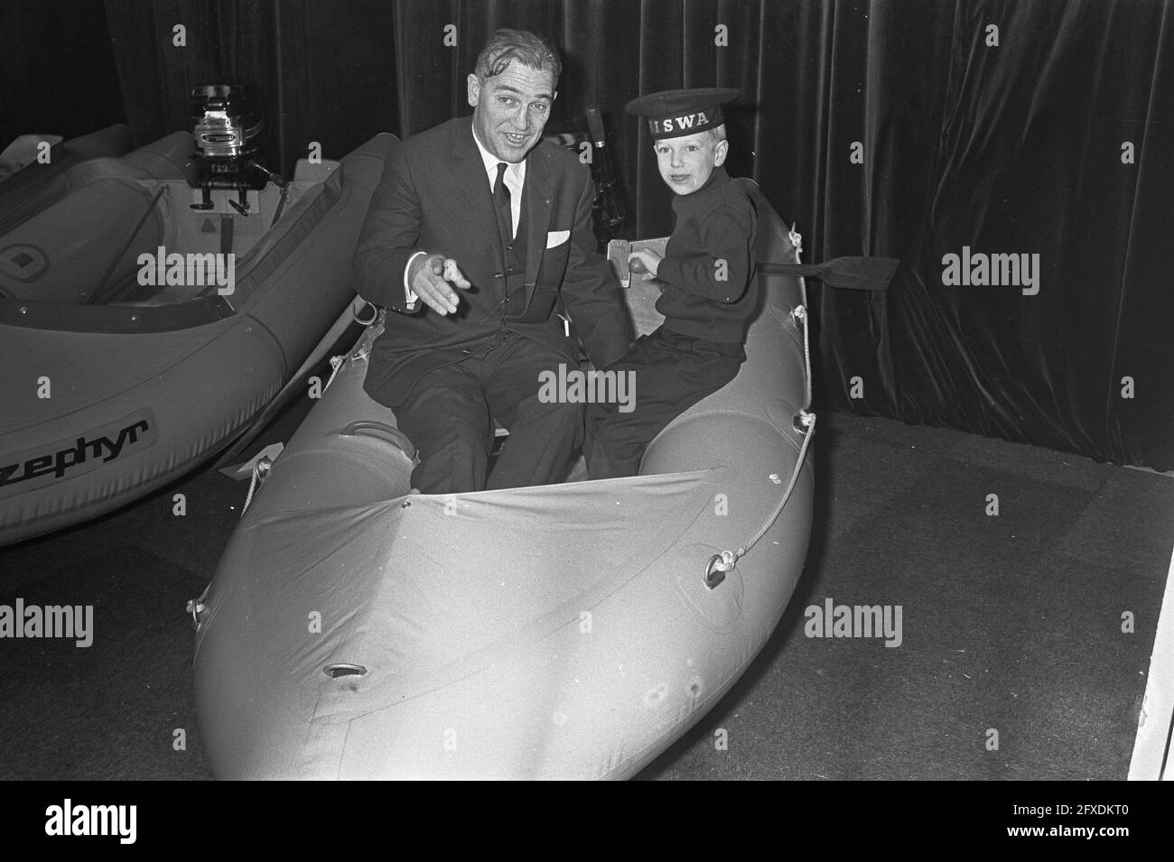 State Secretary drs. L. J. M. van Son opened Hiswa, State Secretary van Son and Michiel van Lith in inflatable rubber boat, March 10, 1967, openings, The Netherlands, 20th century press agency photo, news to remember, documentary, historic photography 1945-1990, visual stories, human history of the Twentieth Century, capturing moments in time Stock Photo