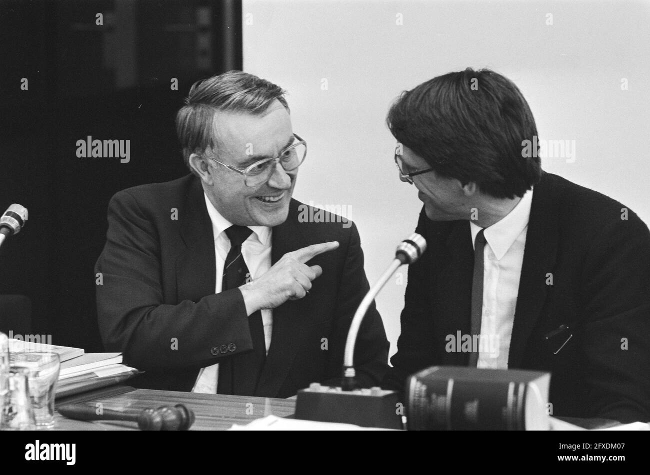 State Secretary King with House Committee ISMO on tax havens; State Secretary Henk Koning and PvdA member Hans Kombrink, September 9, 1985, taxes, committees, finance, politics, state secretaries, The Netherlands, 20th century press agency photo, news to remember, documentary, historic photography 1945-1990, visual stories, human history of the Twentieth Century, capturing moments in time Stock Photo