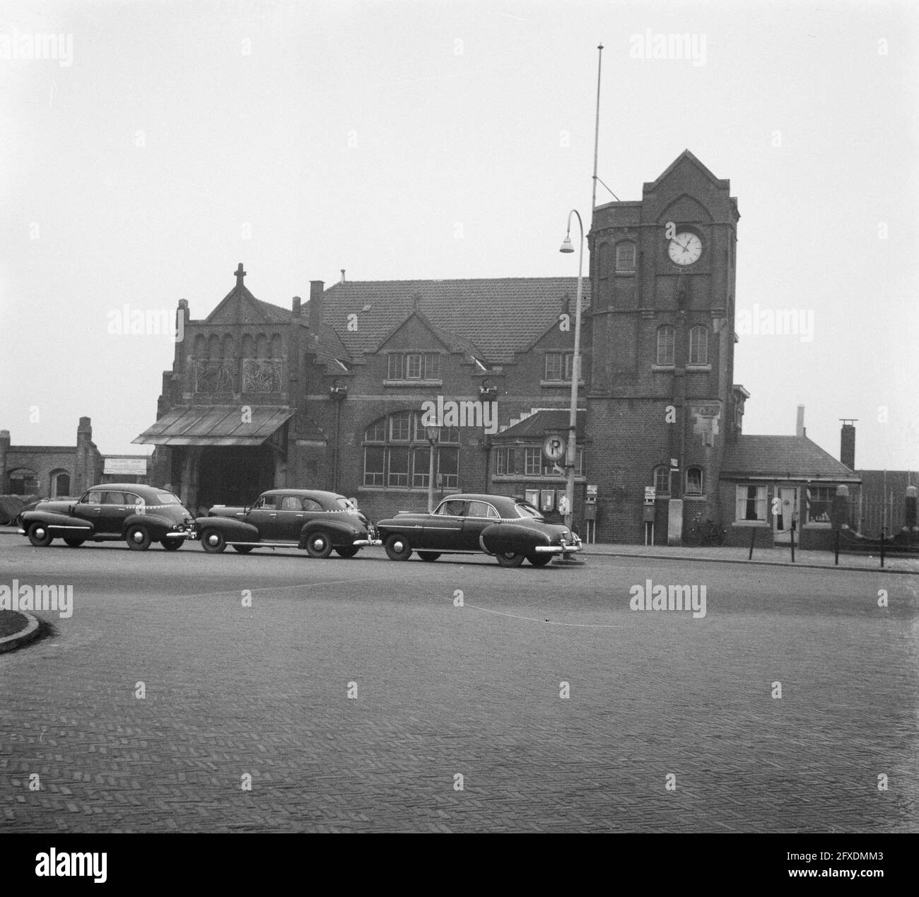 Cityscapes Amersfoort. Station building, January 21, 1953, railroads, cityscapes, stations, cities, The Netherlands, 20th century press agency photo, news to remember, documentary, historic photography 1945-1990, visual stories, human history of the Twentieth Century, capturing moments in time Stock Photo