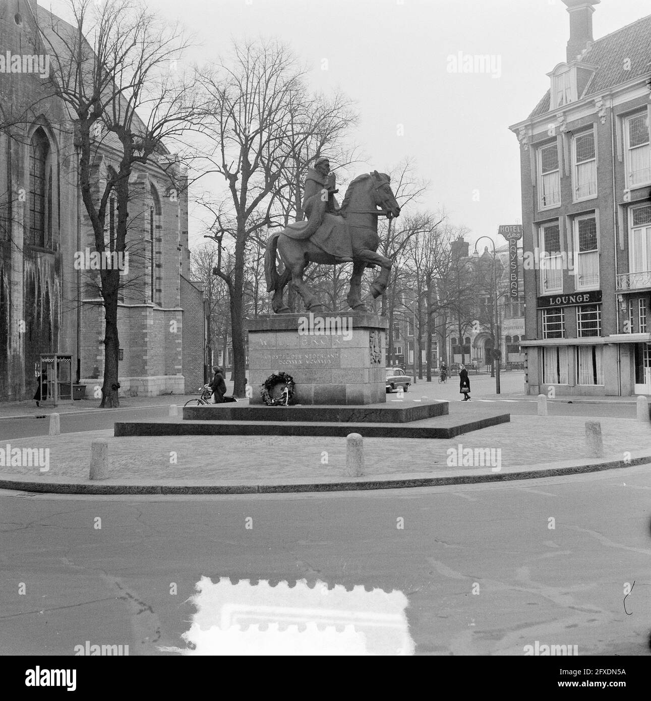 Cityscapes Utrecht. Statue of Willibrord at Lange Jansstraat - Korte Jansstraat - Janskerkhof. Janskerk to the left, 19 January 1954, buildings, cityscapes, statues, The Netherlands, 20th century press agency photo, news to remember, documentary, historic photography 1945-1990, visual stories, human history of the Twentieth Century, capturing moments in time Stock Photo