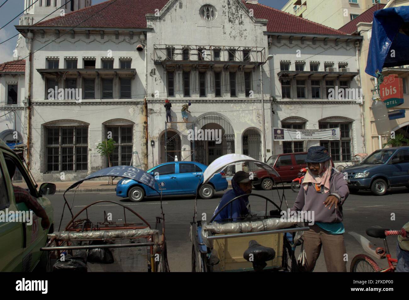 Becak rickshaw drivers and road traffic in Surabaya, East Java ...