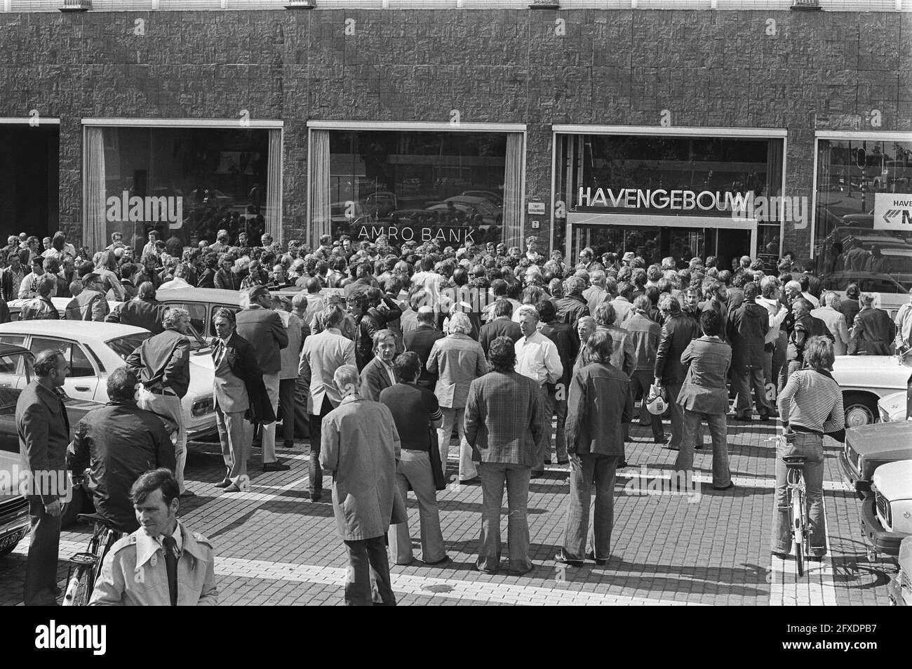 Strike Amsterdam port workers, dockers in front of port building port area, September 2, 1976, PORT WORKERS, Strikes, The Netherlands, 20th century press agency photo, news to remember, documentary, historic photography 1945-1990, visual stories, human history of the Twentieth Century, capturing moments in time Stock Photo