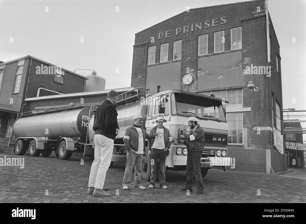 strike in dairy, milk factory in ursem with last tanker of milk for making powder, with permission of strikers, May 1, 1986, factories, strikes, tankers, The Netherlands, 20th century press agency photo, news to remember, documentary, historic photography 1945-1990, visual stories, human history of the Twentieth Century, capturing moments in time Stock Photo