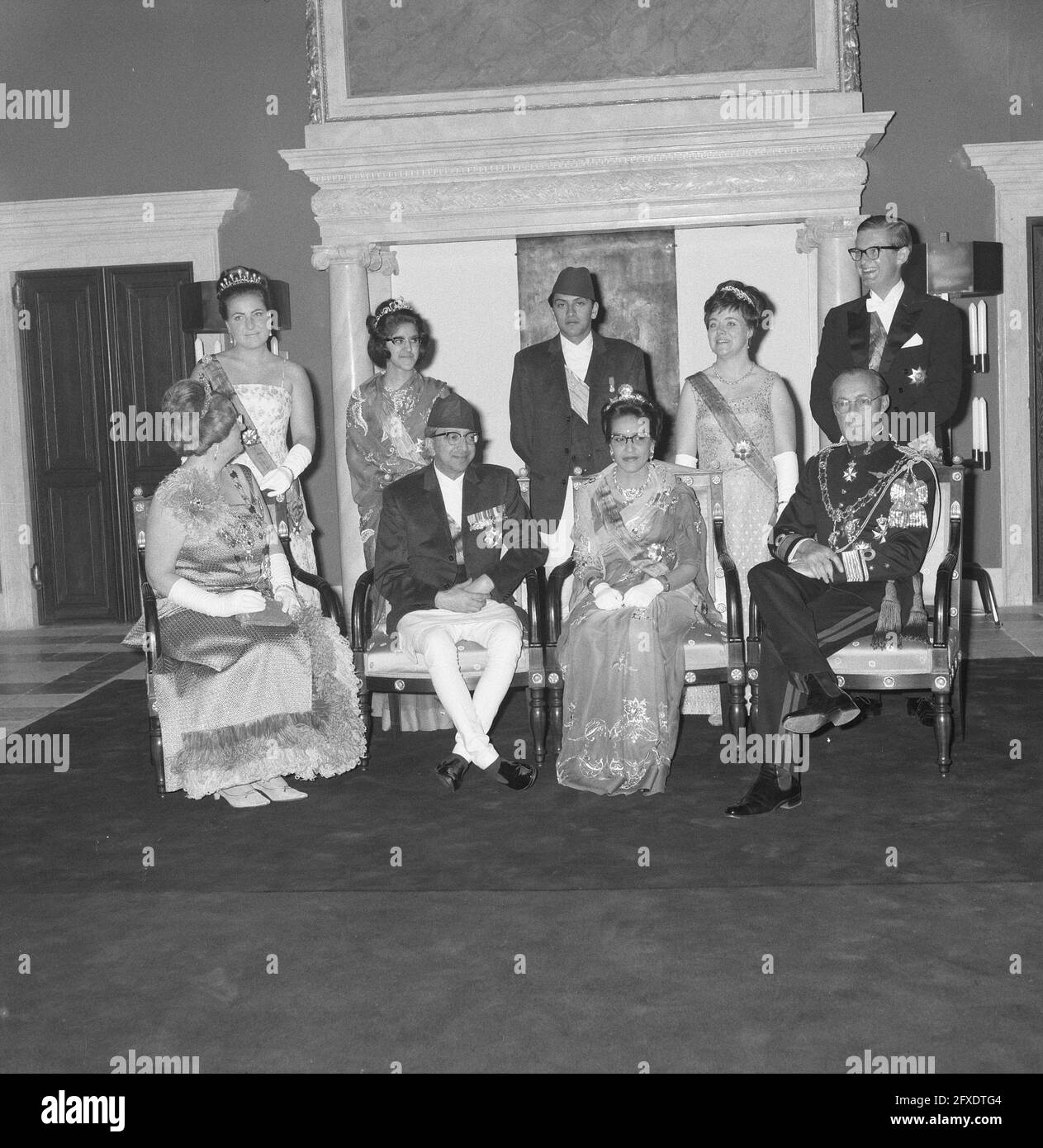 Tripod photo of Royal family, front row HM, King Nepal, Queen Nepal,  Bernhard, behind Margri prince Sobha, princess Gyandndra, Christina and,  April 25, 1967, Tripod photos, families, kings, queens, The Netherlands,  20th